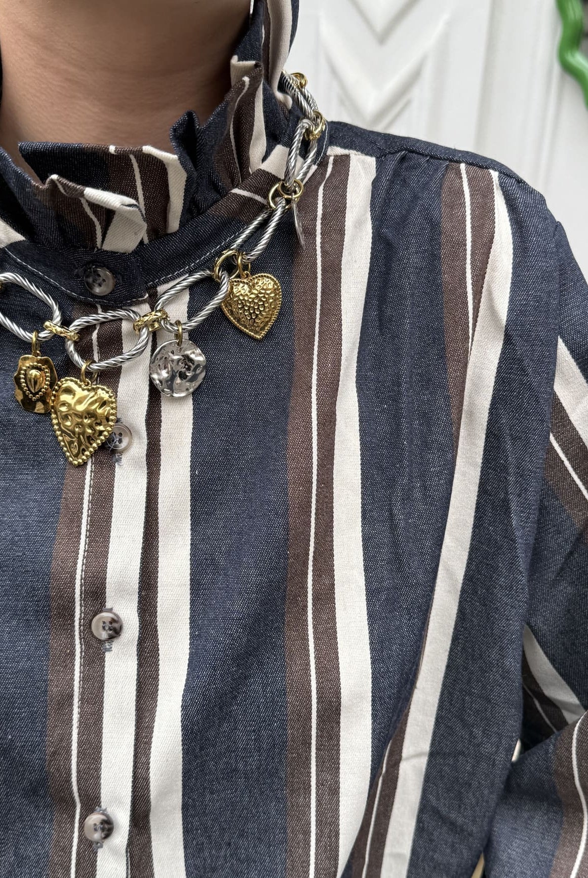 chemise col montant bleu vue de près