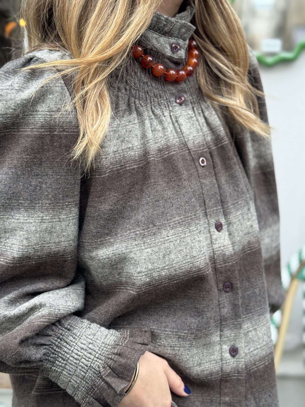 Chemise femme col victorien grise vue de profil