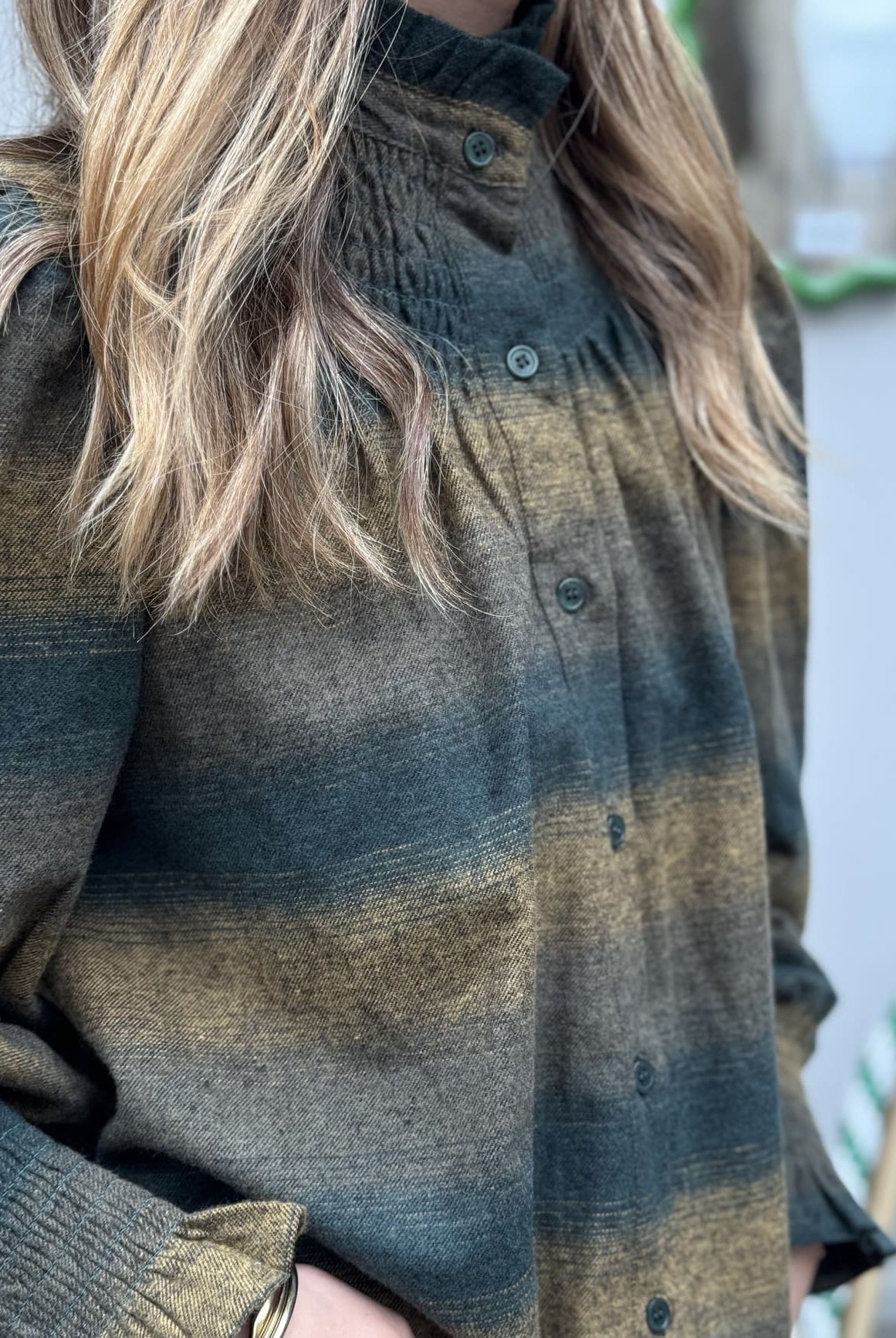 chemise col victorien verte vue de profil