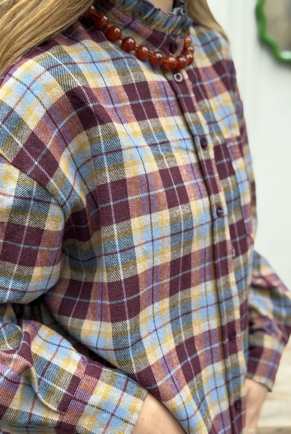 chemise ecossais de profil