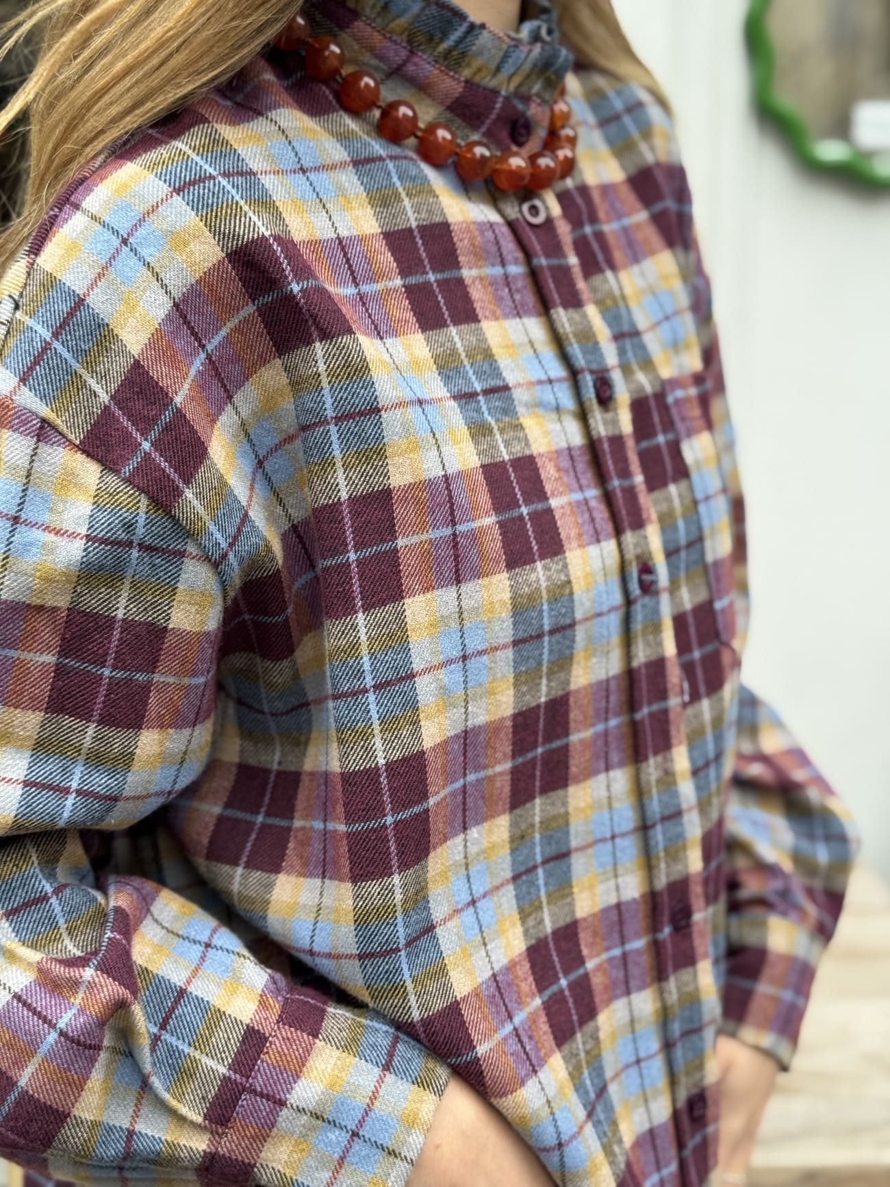 chemise ecossais de profil