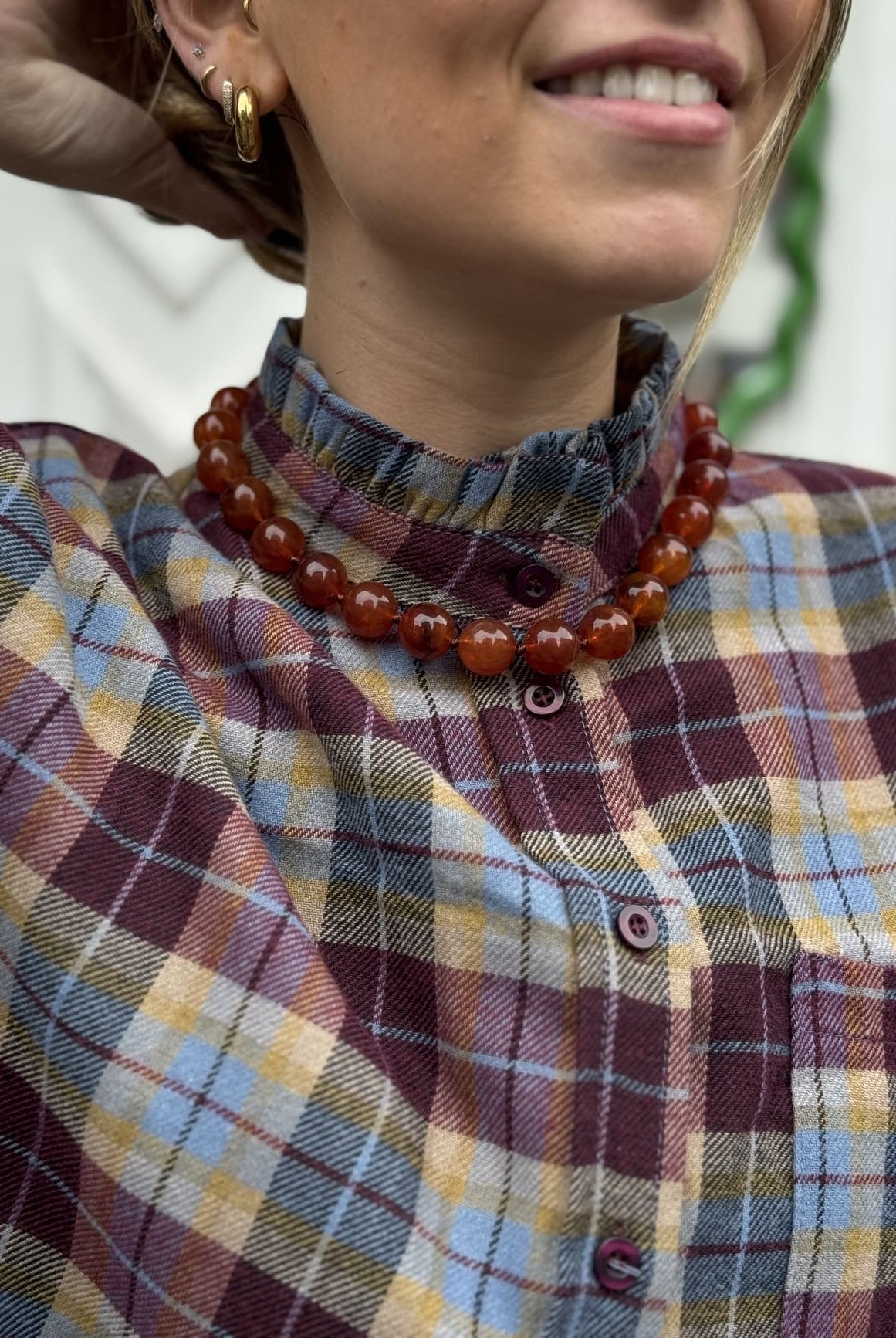 chemise ecossaise à carreaux bordeaux vue de près