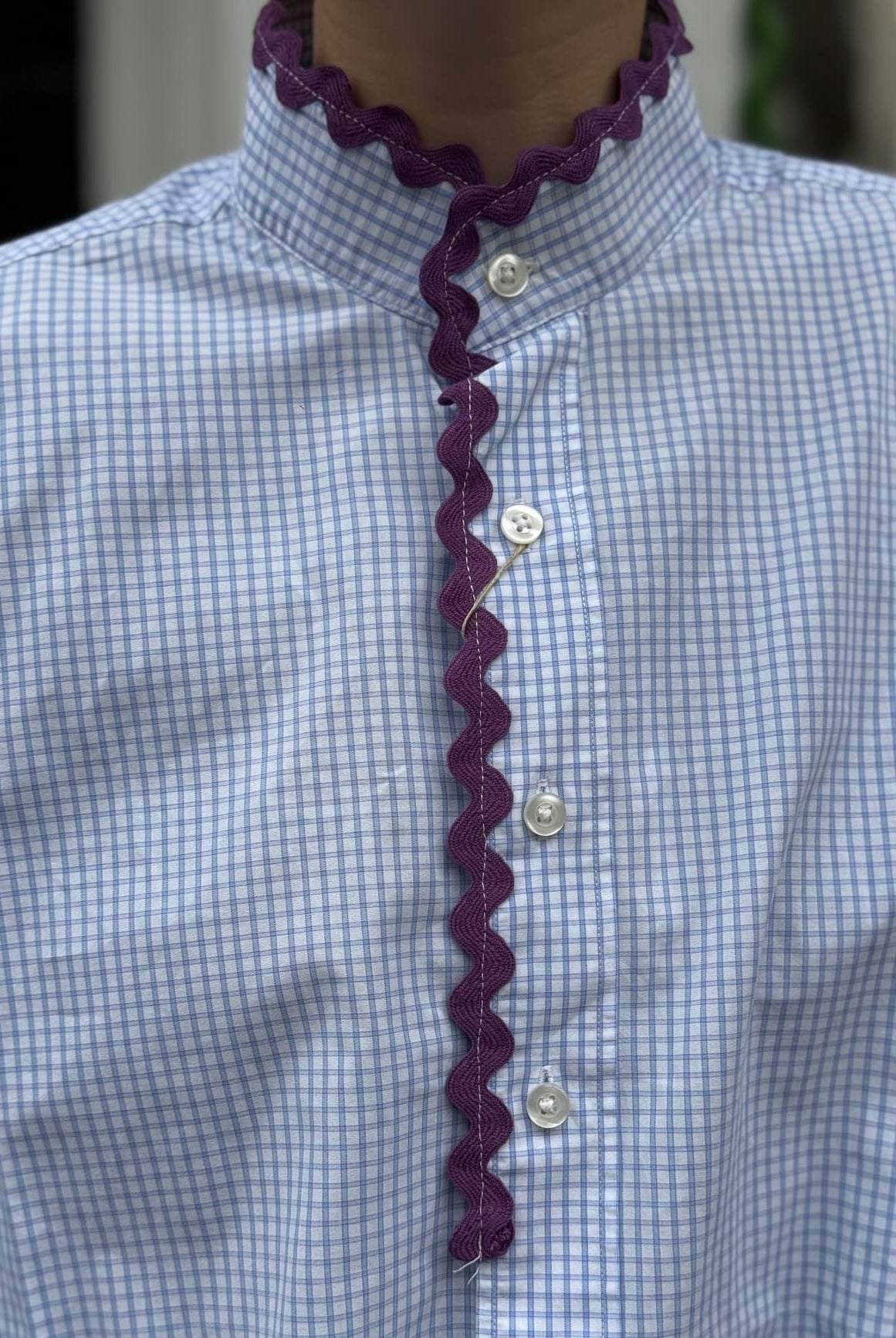 Détail du croquet violet sur le col de la chemise femme Ensemble Création