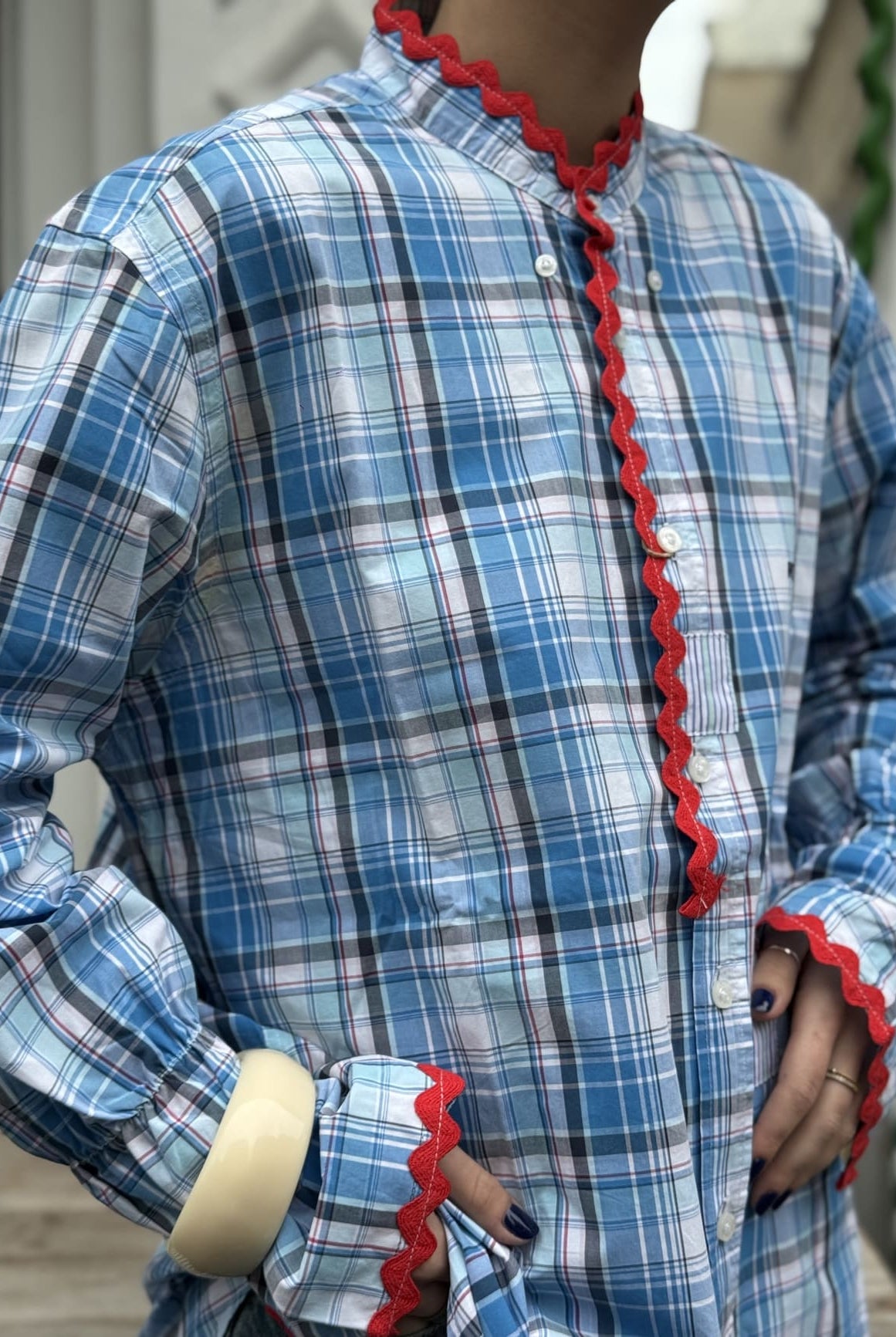 Zoom sur la chemise ensemble création écossais bleu