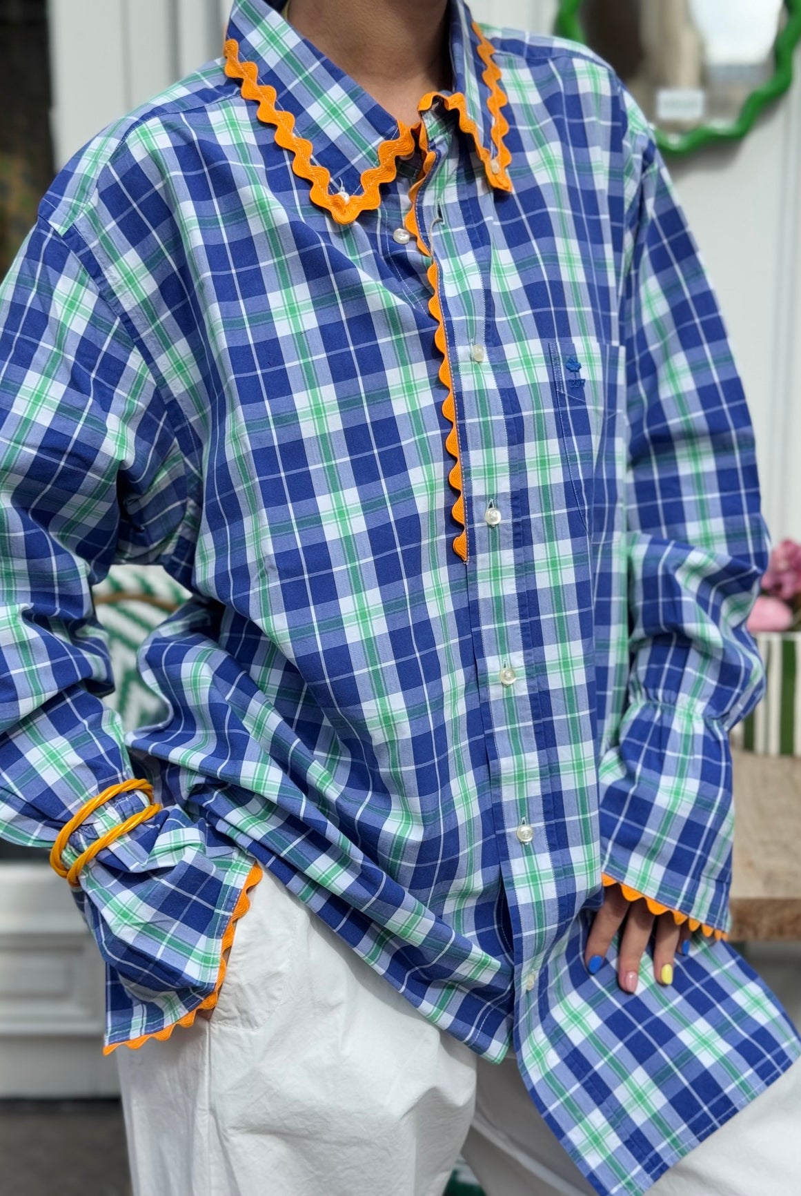 Chemise upcyclée de chez Ensemble Création, bleu et orange