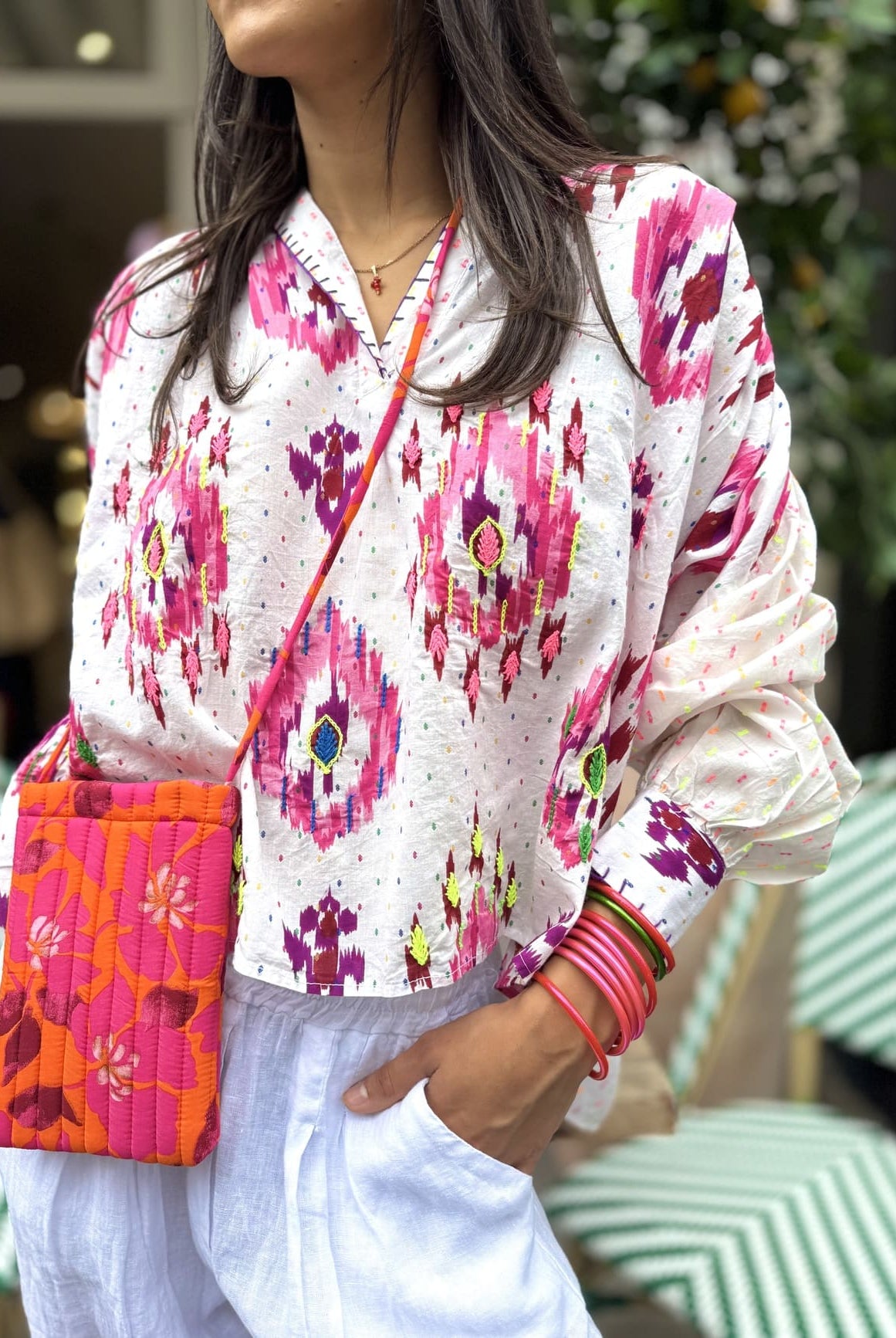 Chemise blanche aux motifs roses et broderies