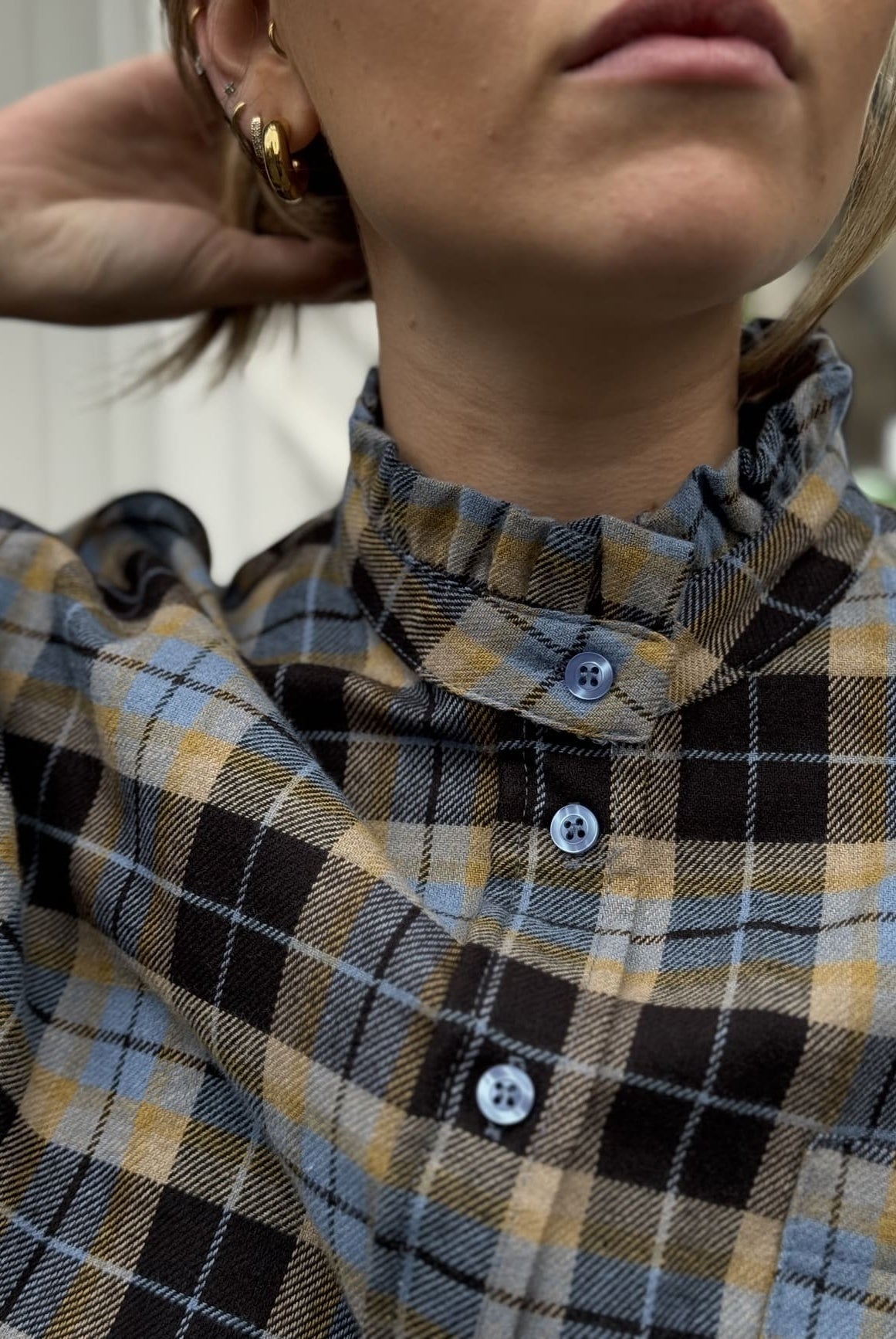 Détail du col victorien de la chemise femme à carreaux bleus