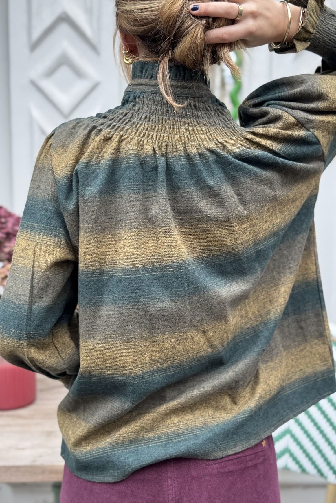 Chemise femme col victorien vert vue de dos