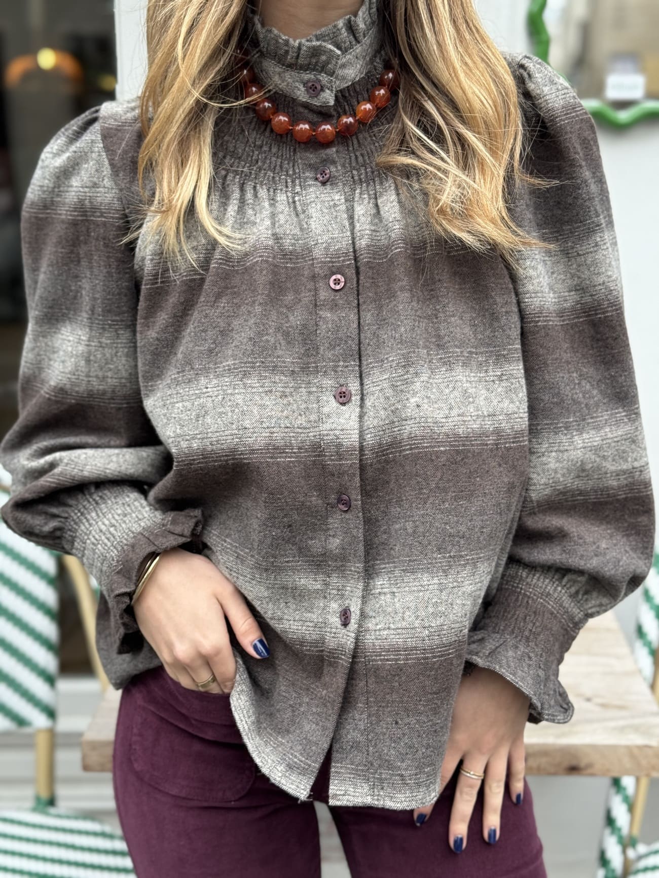 Chemise femme col victorien grise de face