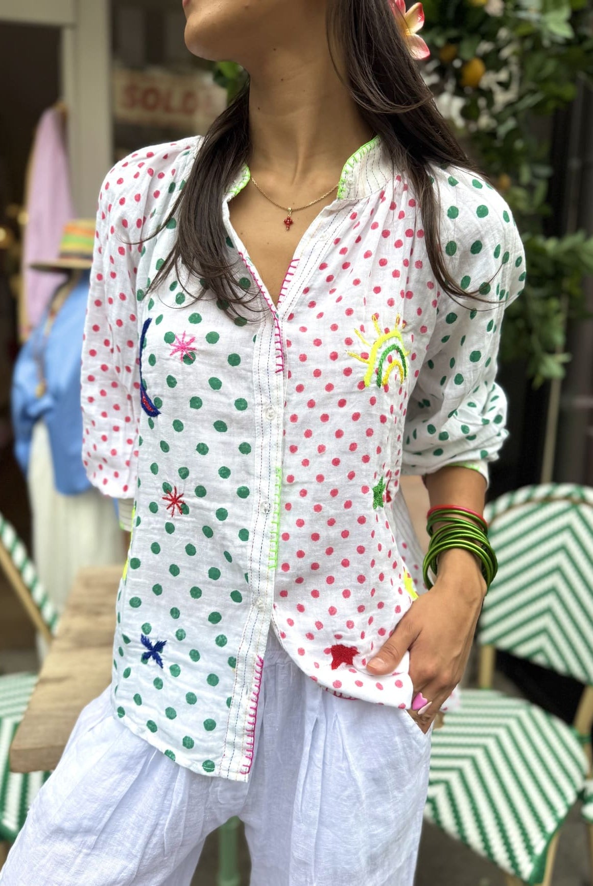 Chemise femme blanche à pois rouges et verts et broderies de couleurs vives.