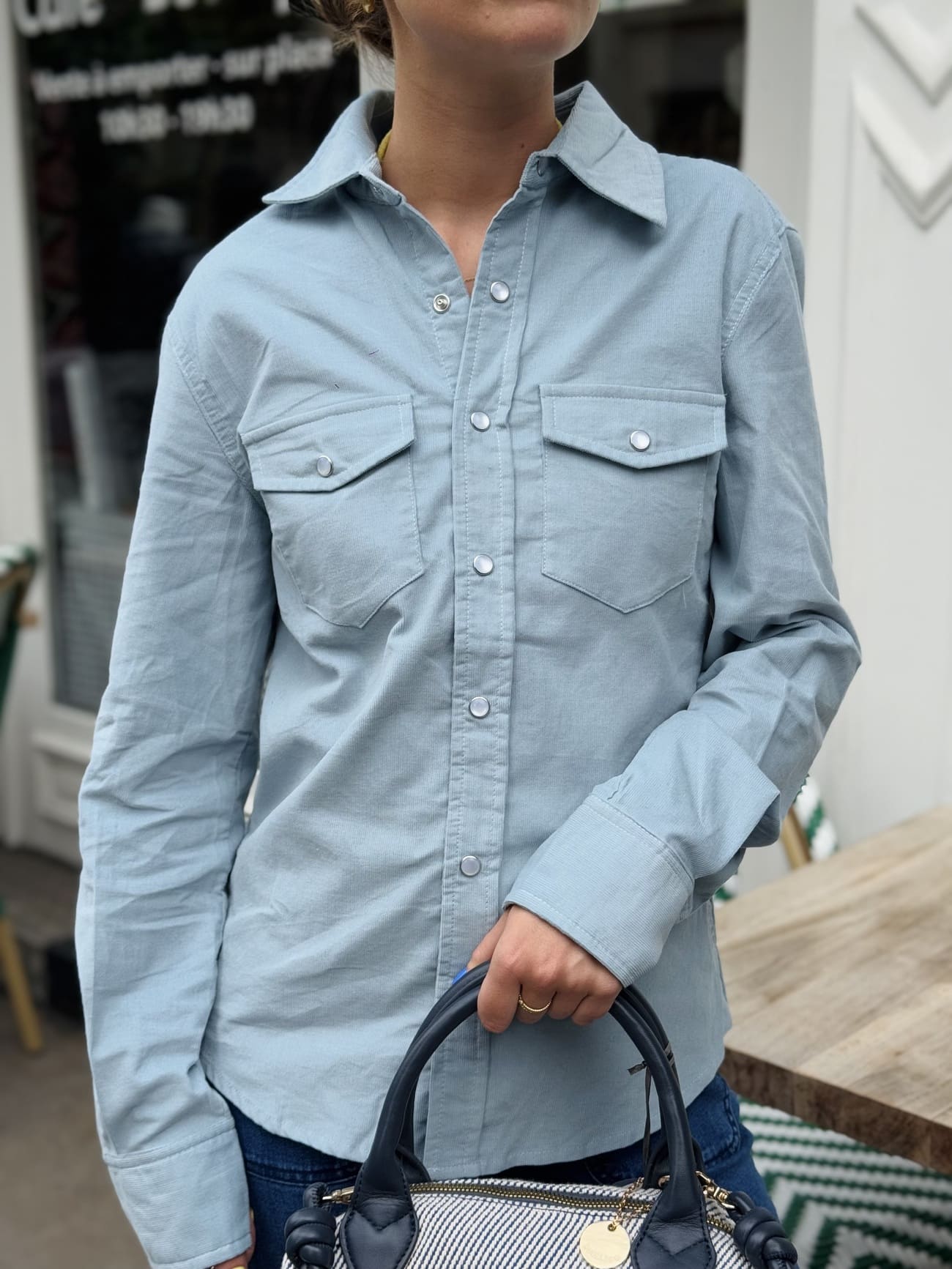 Chemise en velours pour femme bleu ciel vue de face