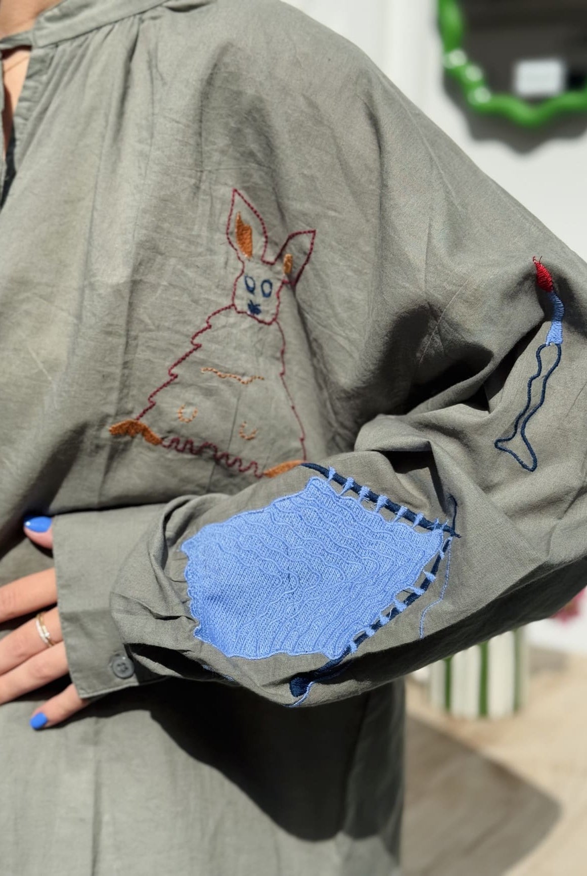 Détail broderies chemise kaki