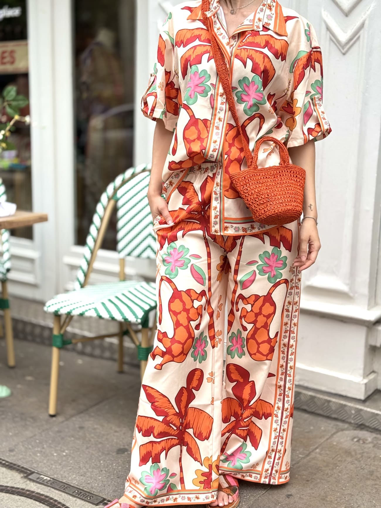 Gros plan sur les détails de la chemise orange