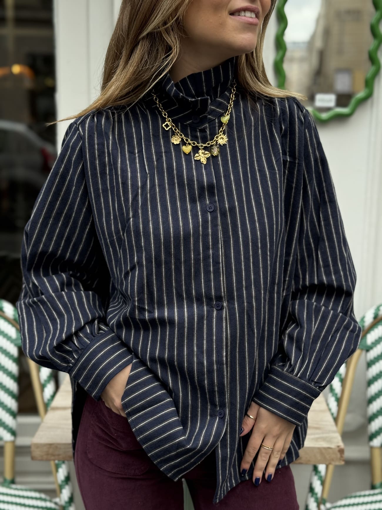 Chemise bleu marine à rayures blanches vue de face