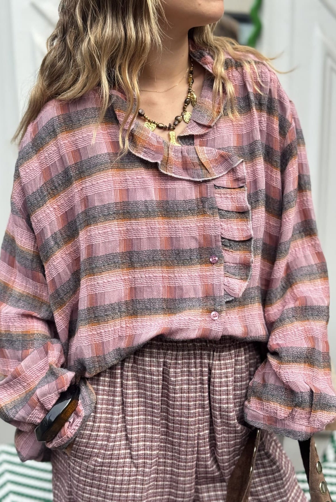 Vue de face de la chemise rose et chocolat à volant