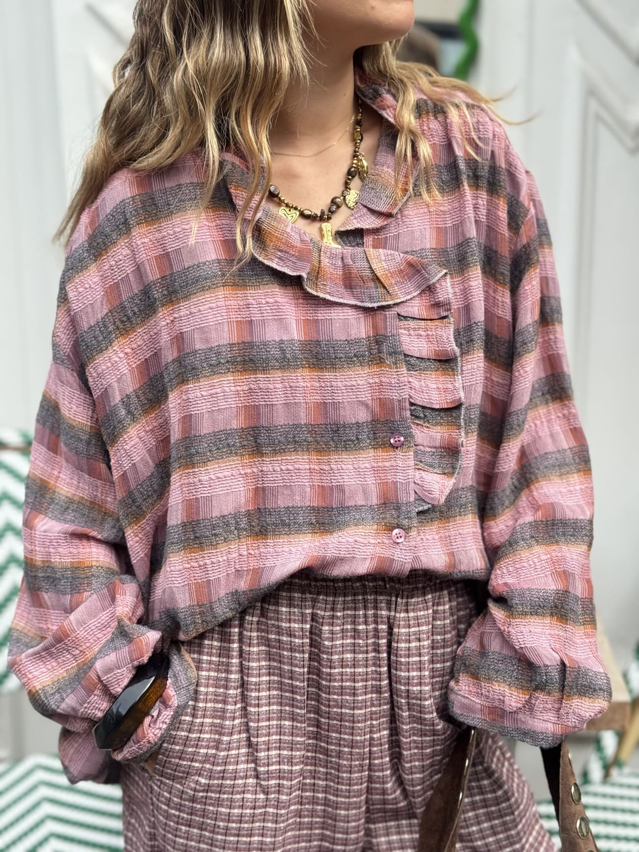 Vue de face de la chemise rose et chocolat à volant