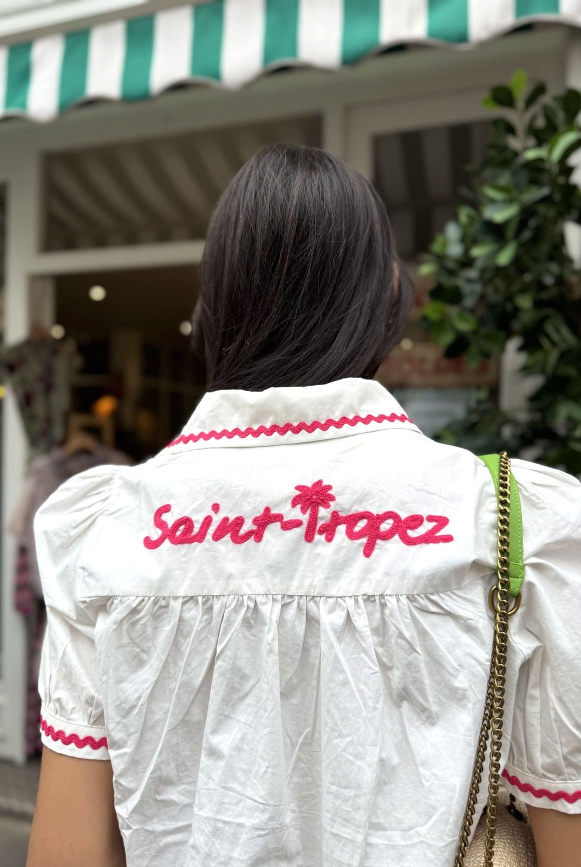 Chemise Saint-Tropez portée – style léger et décontracté pour l’été