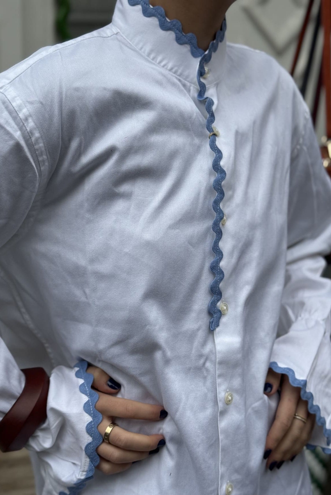 Chemise upcyclée blanche – zoom sur le col