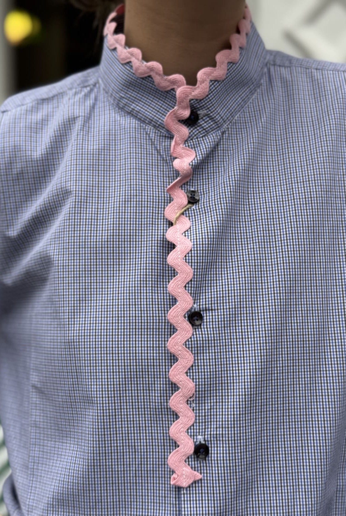 Détail du croquet rose du col de la chemise upcyclée
