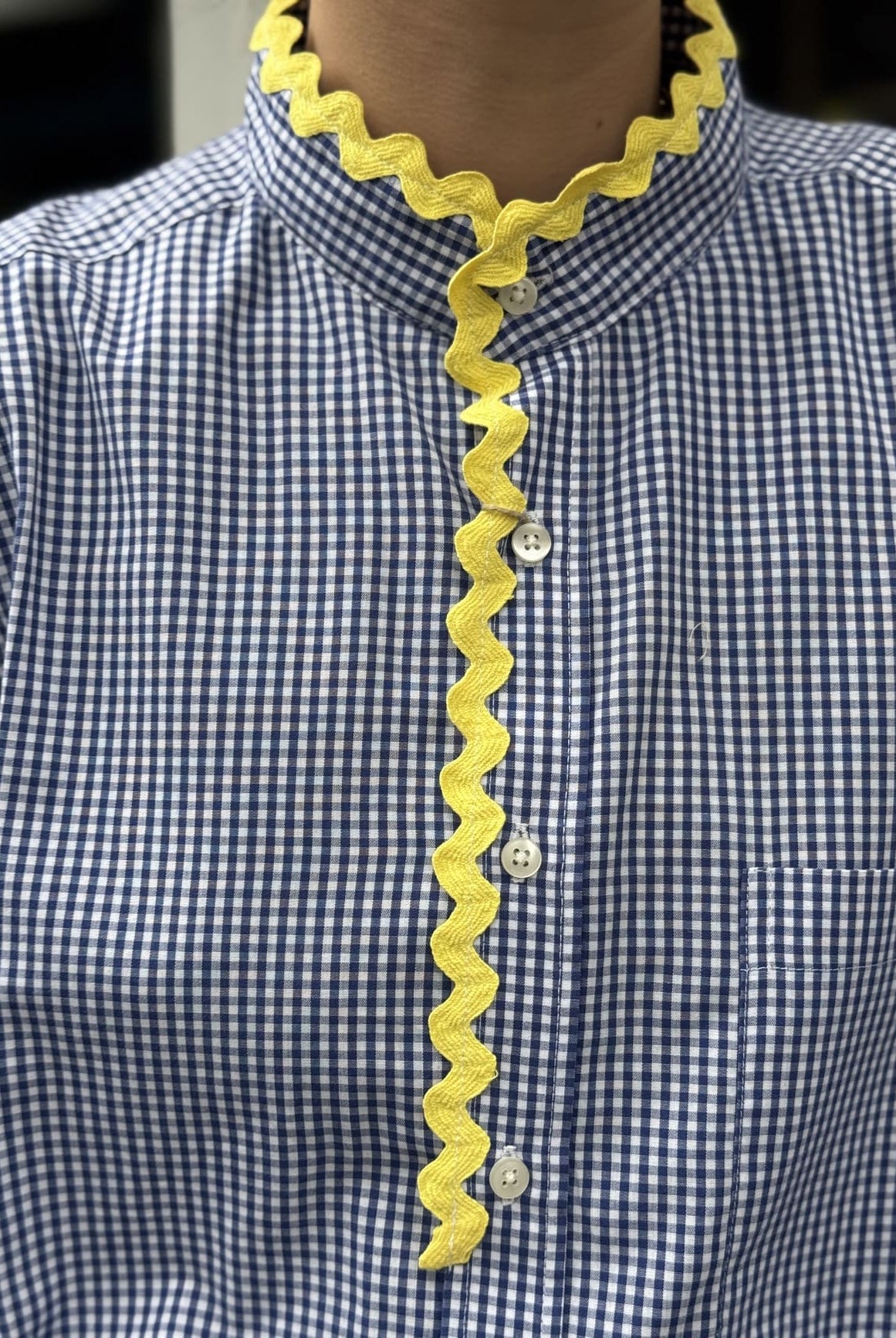 Détail du croquet jaune de la chemise upcyclée ensemble création vichy bleu