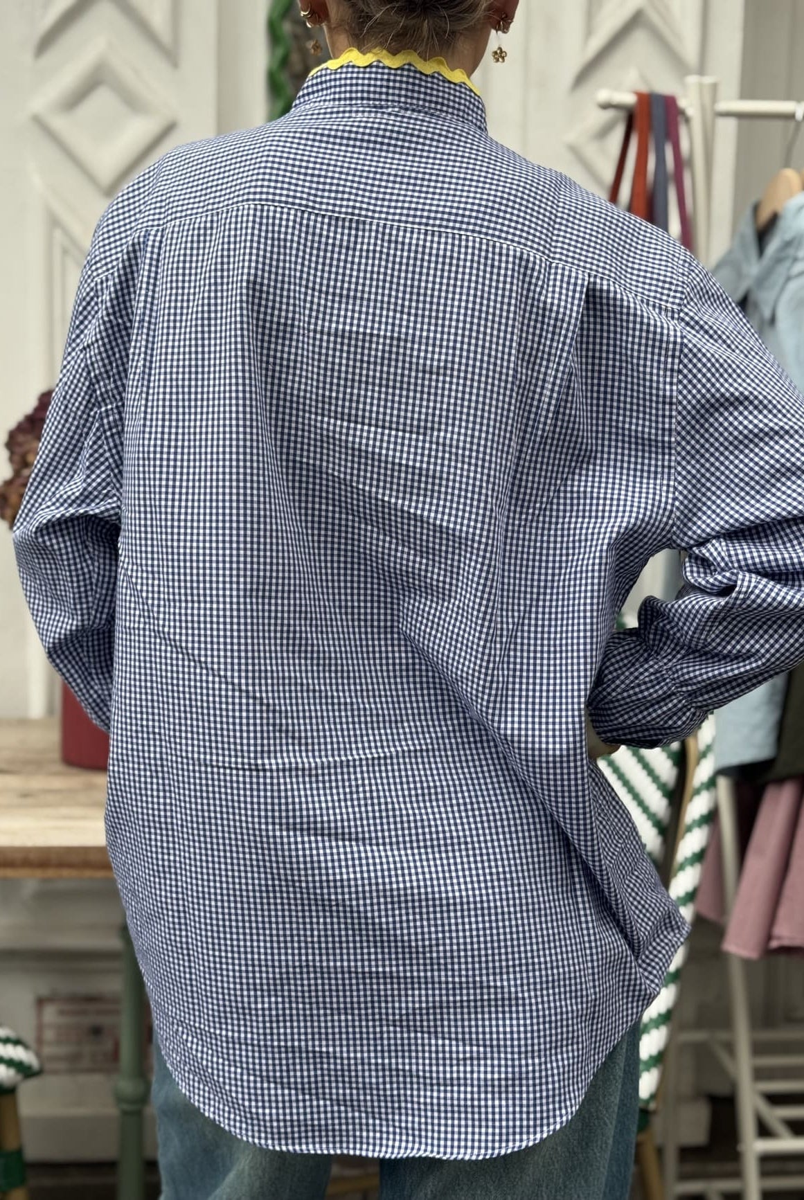 Chemise upcyclée motif vichy bleu, vue de dos