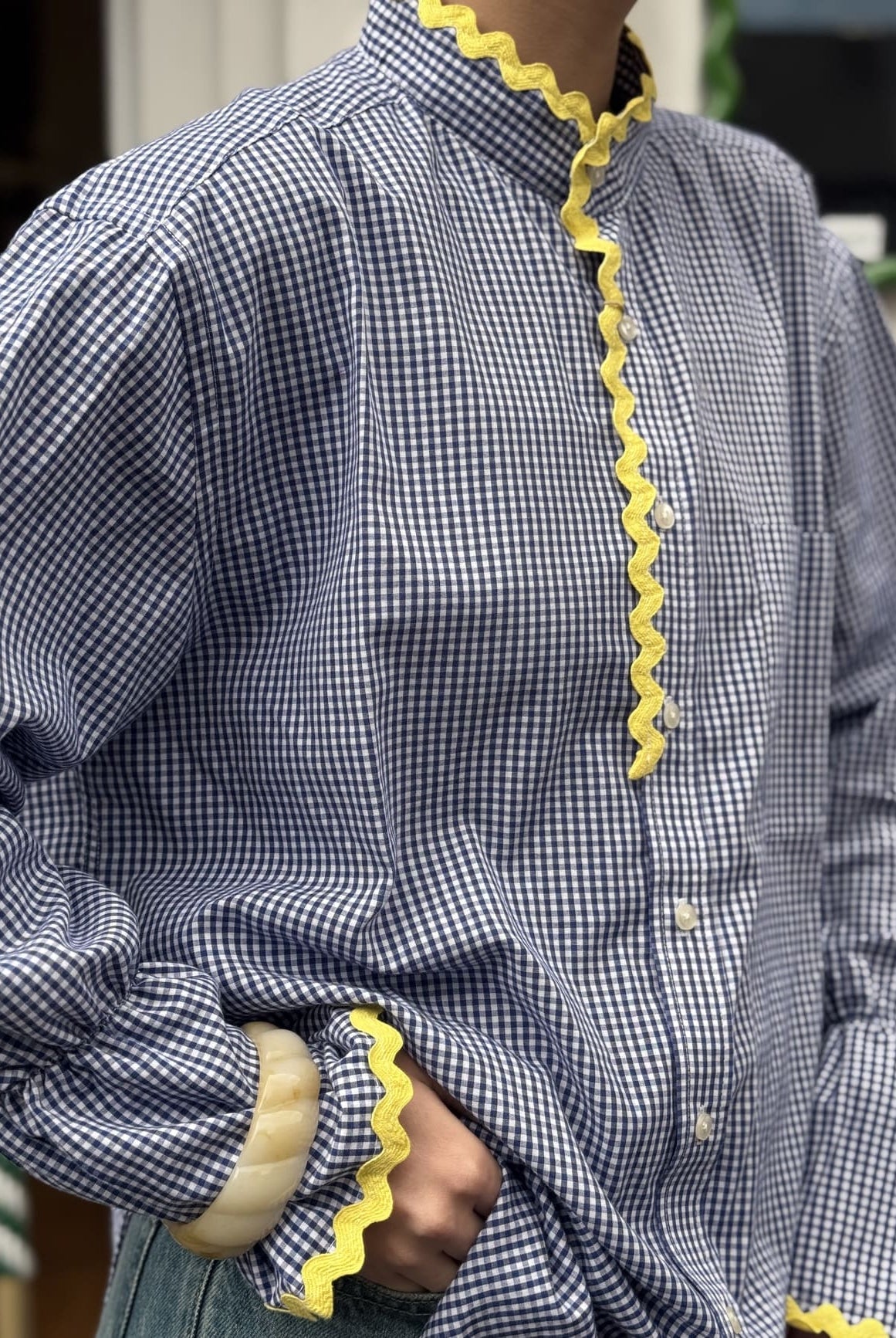 Zoom sur la chemise upcyclée Ensemble Création en vichy bleu