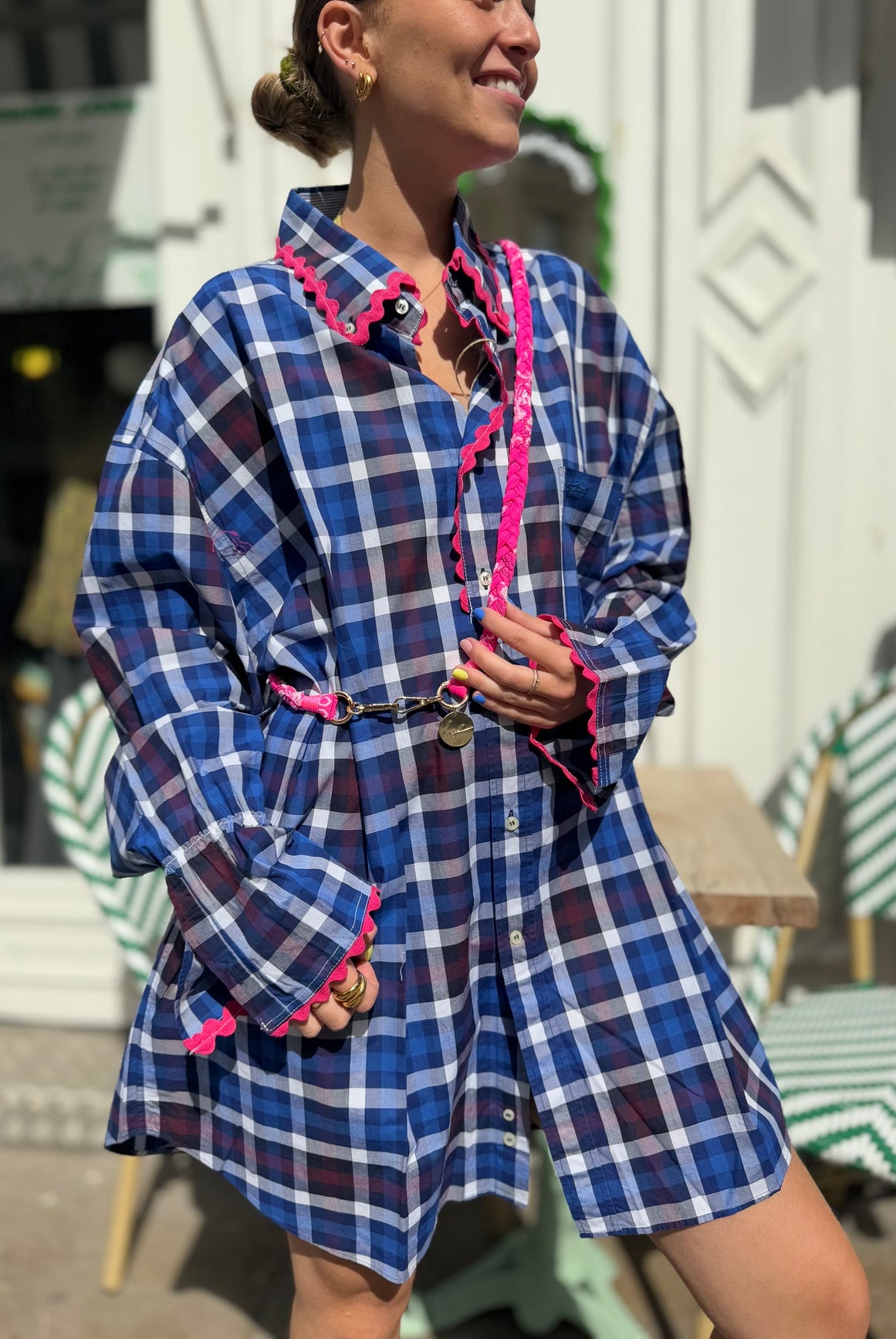 Chemise-robe upcyclée à carreaux bleu et galon rose