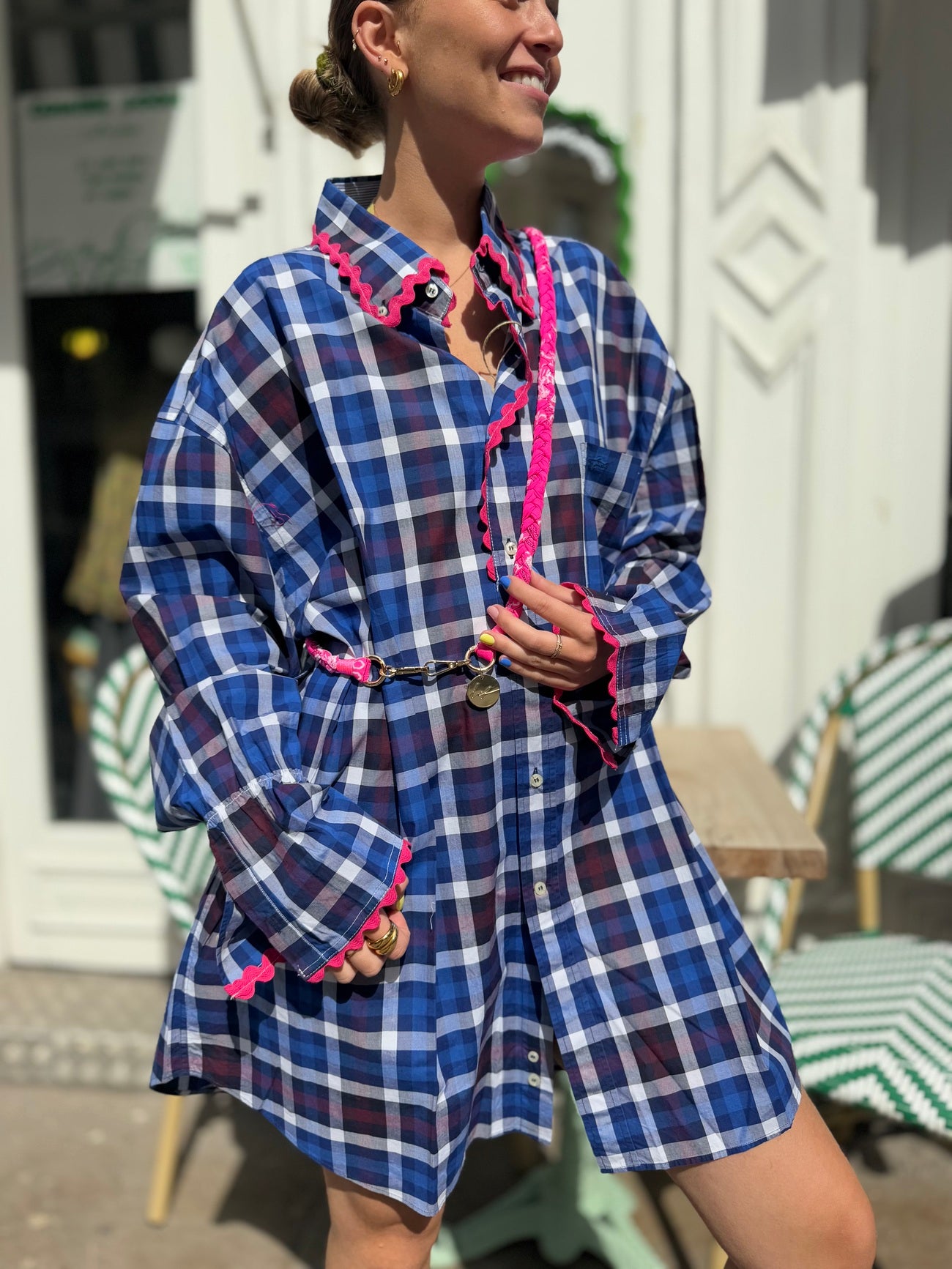 Chemise-robe upcyclée à carreaux bleu et galon rose