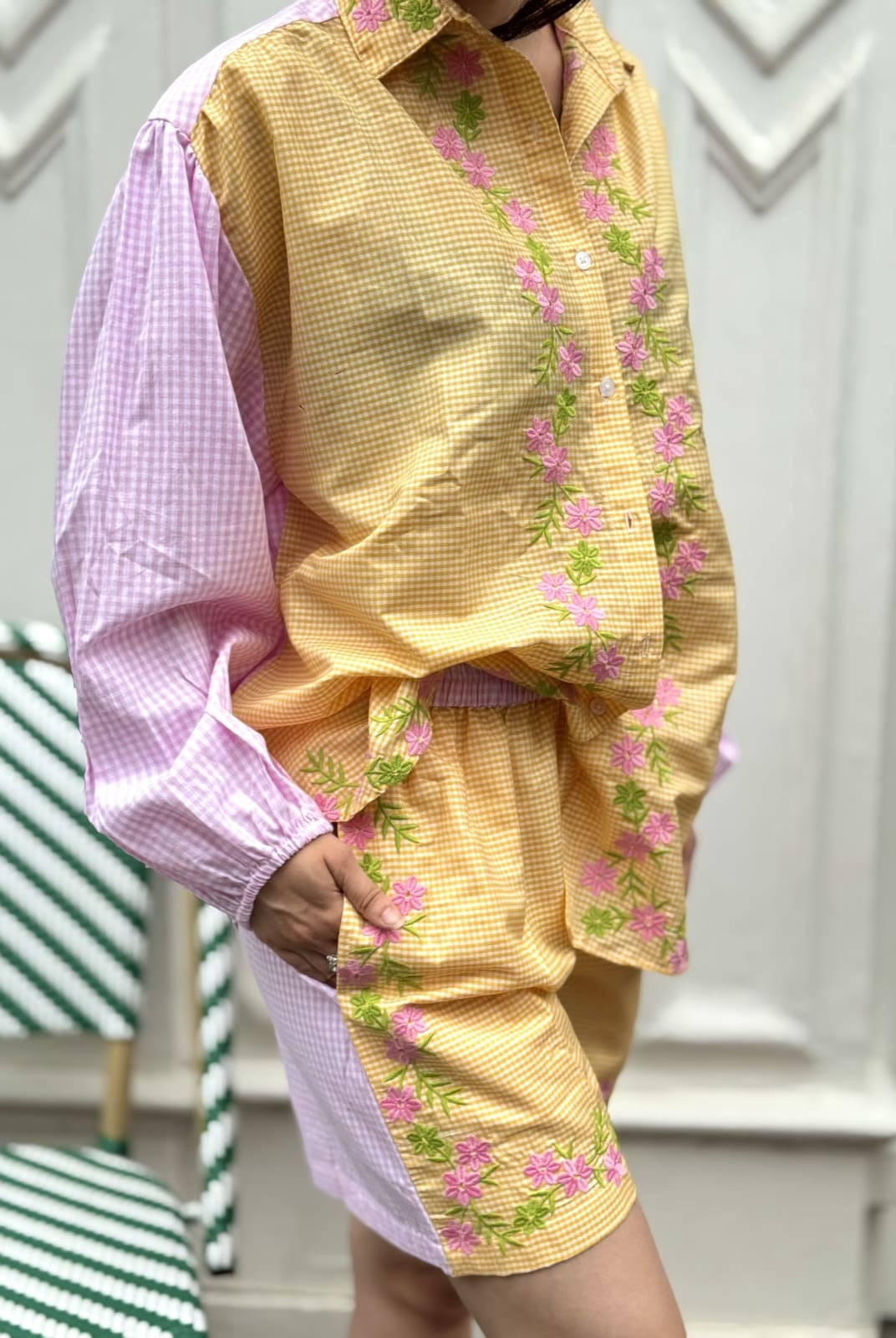 Vue de profil de la chemise vichy jaune