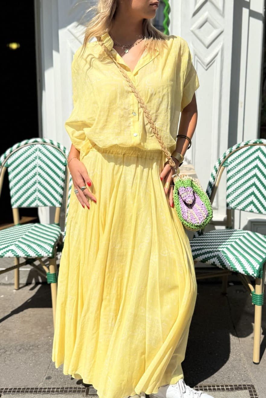 Chemisier jaune pour femme vu de face – manches courtes, coupe fluide