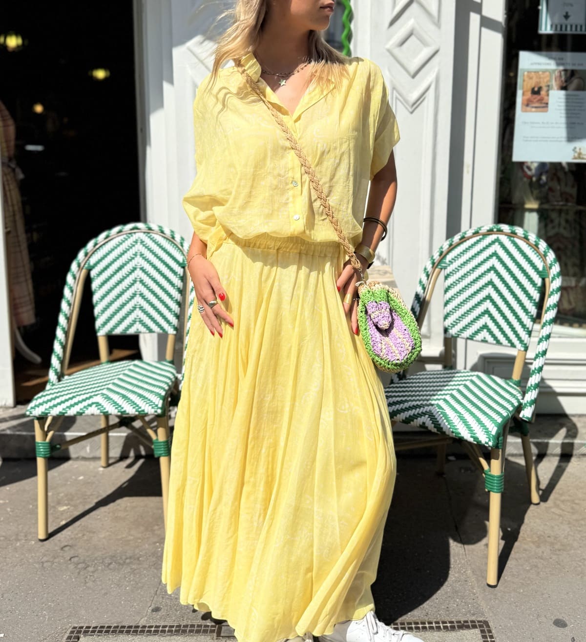 Chemisier jaune pour femme vu de face – manches courtes, coupe fluide