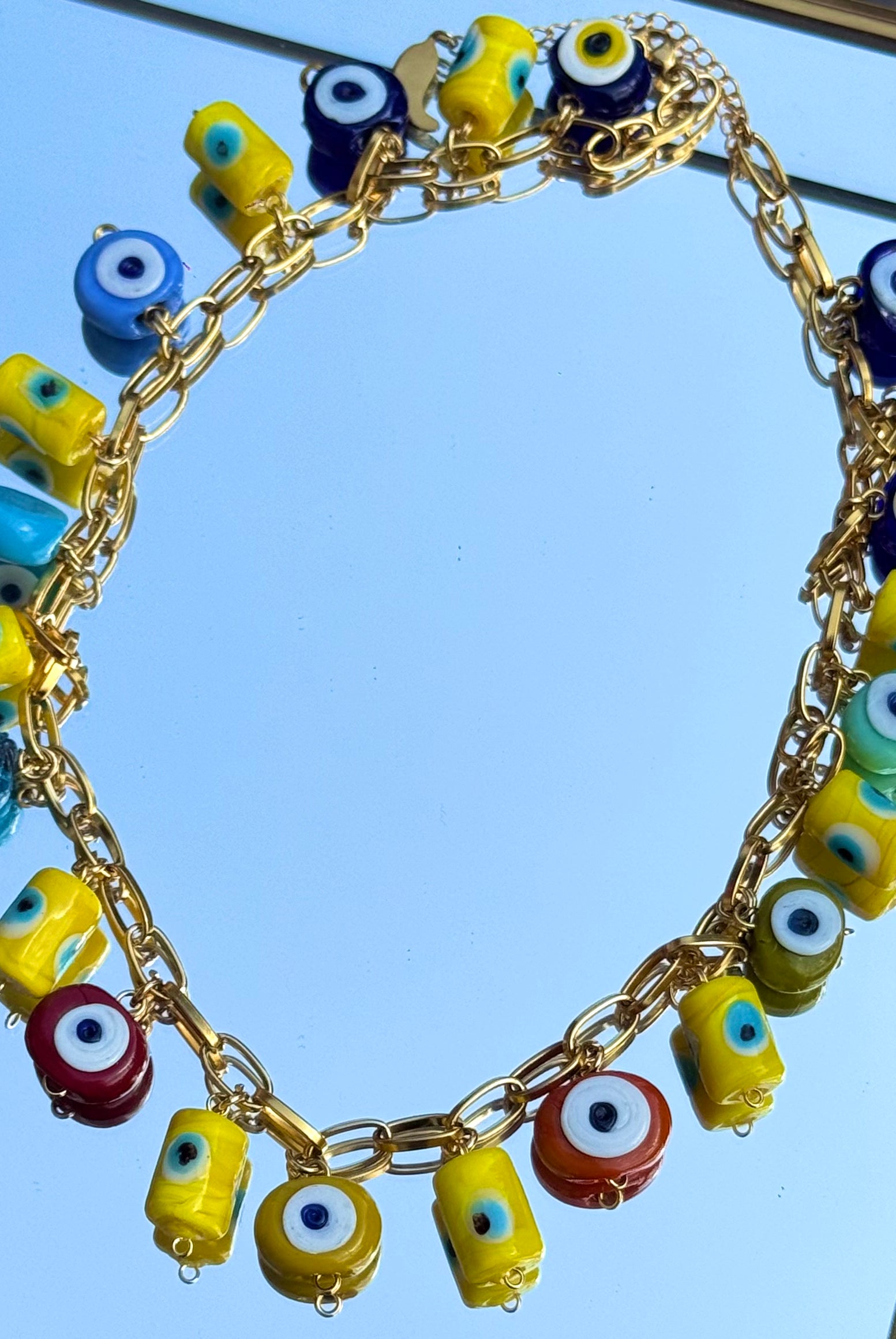 Gros plan du collier Mamie Colette avec perles colorées