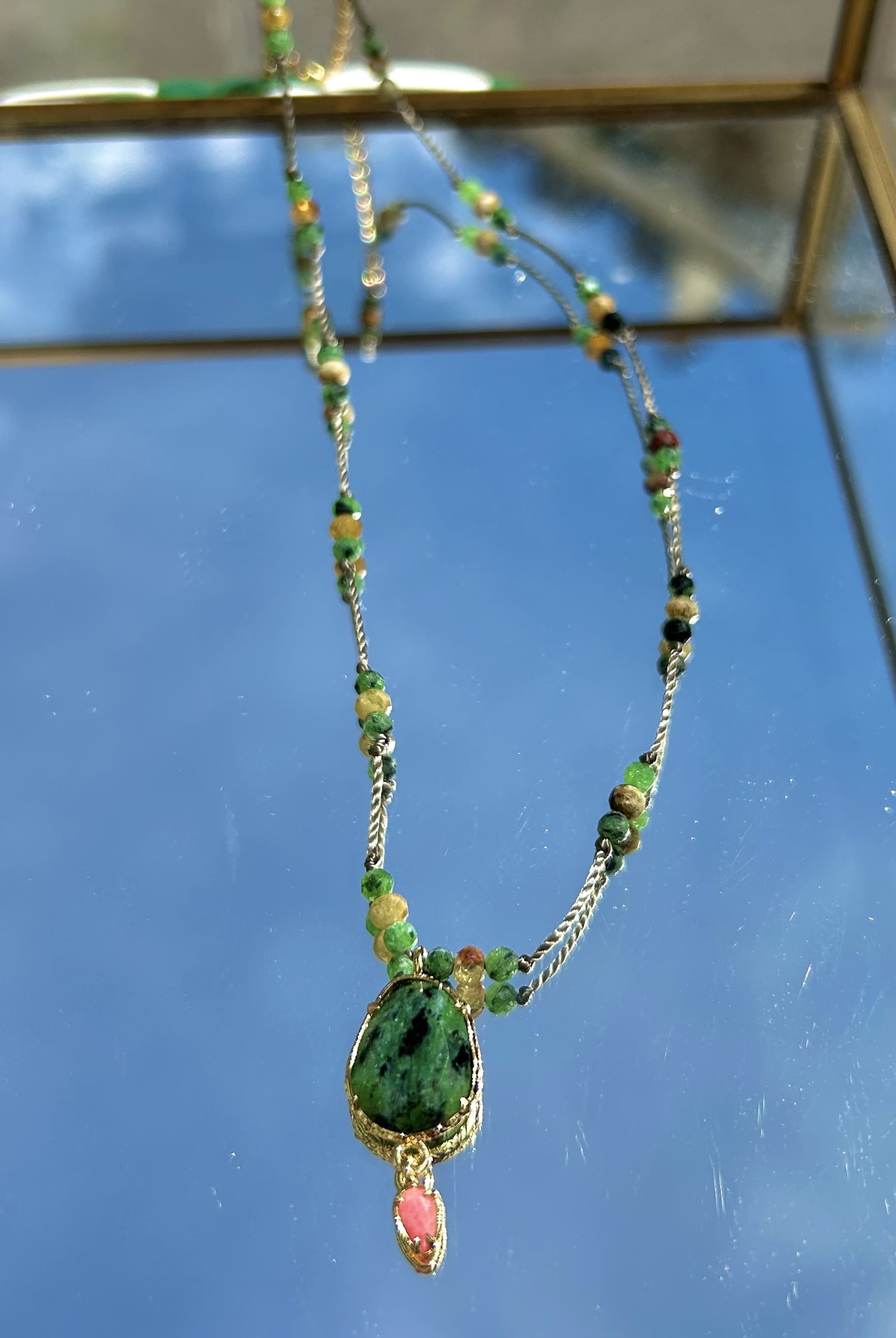 Détail du collier agate sur cordon fin – pierres naturelles et pampille colorée