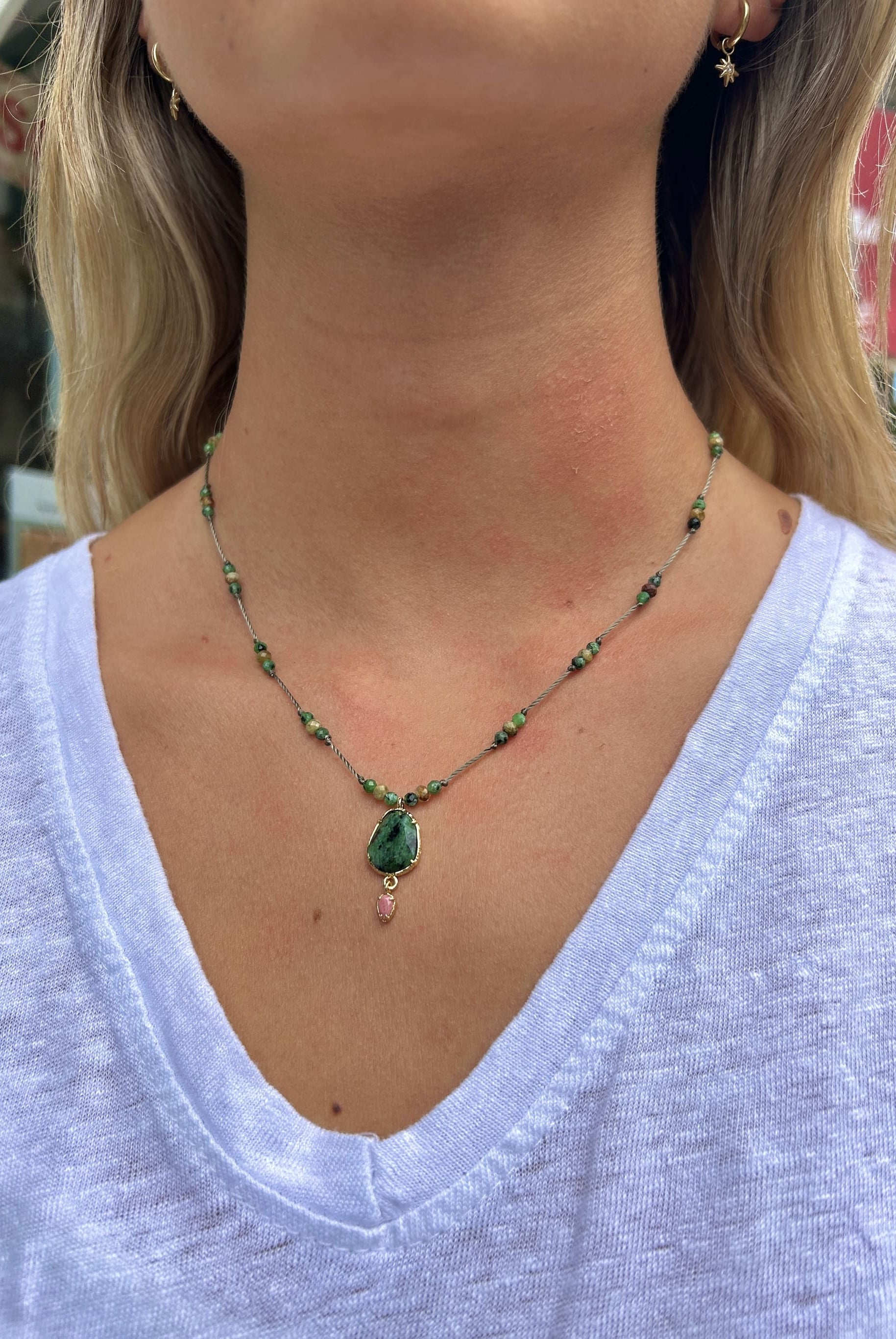 Collier en agate porté avec pampille centrale corail et verte – style bohème chic