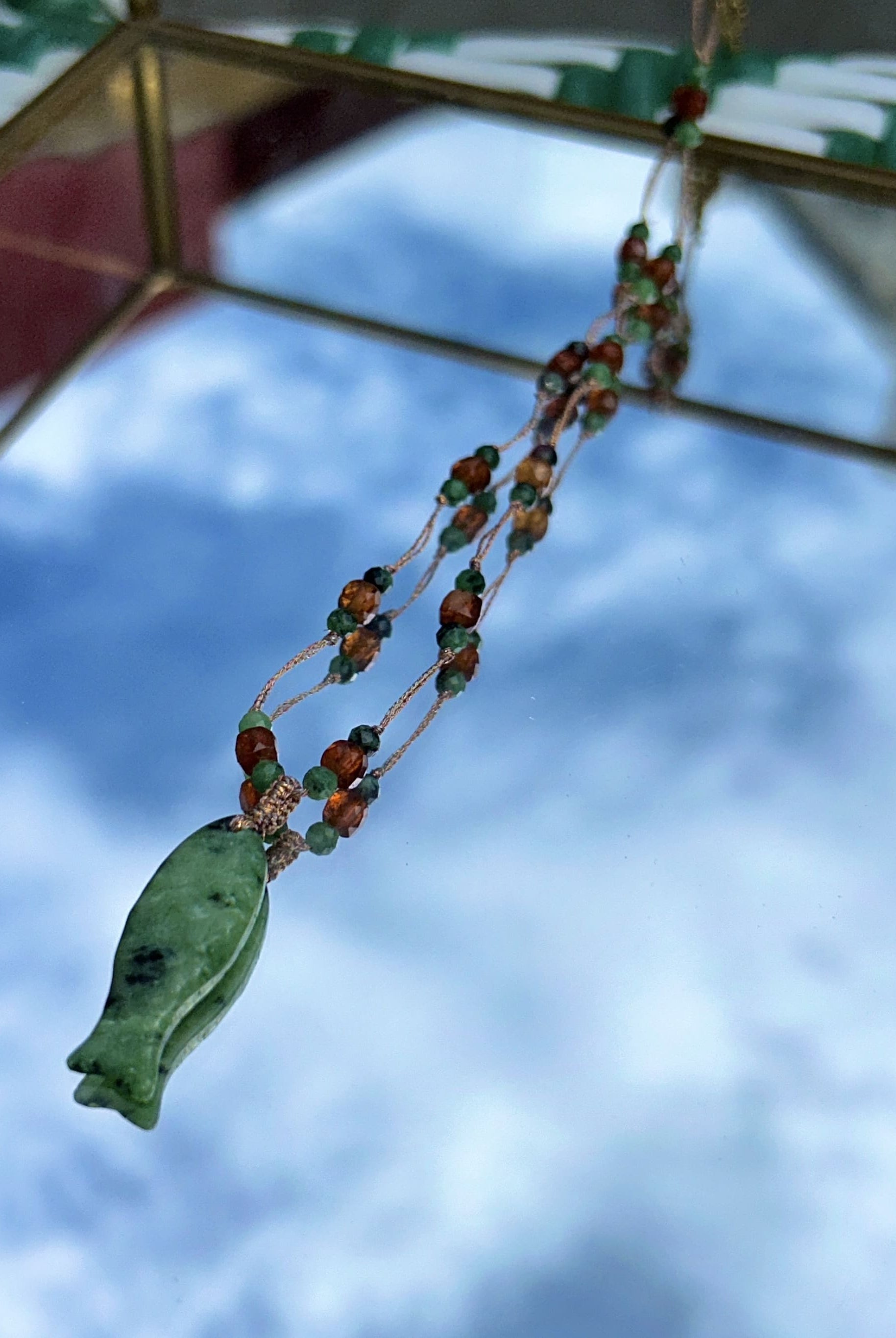 Collier en agate verte avec pampille en forme de poisson sur cordon fin