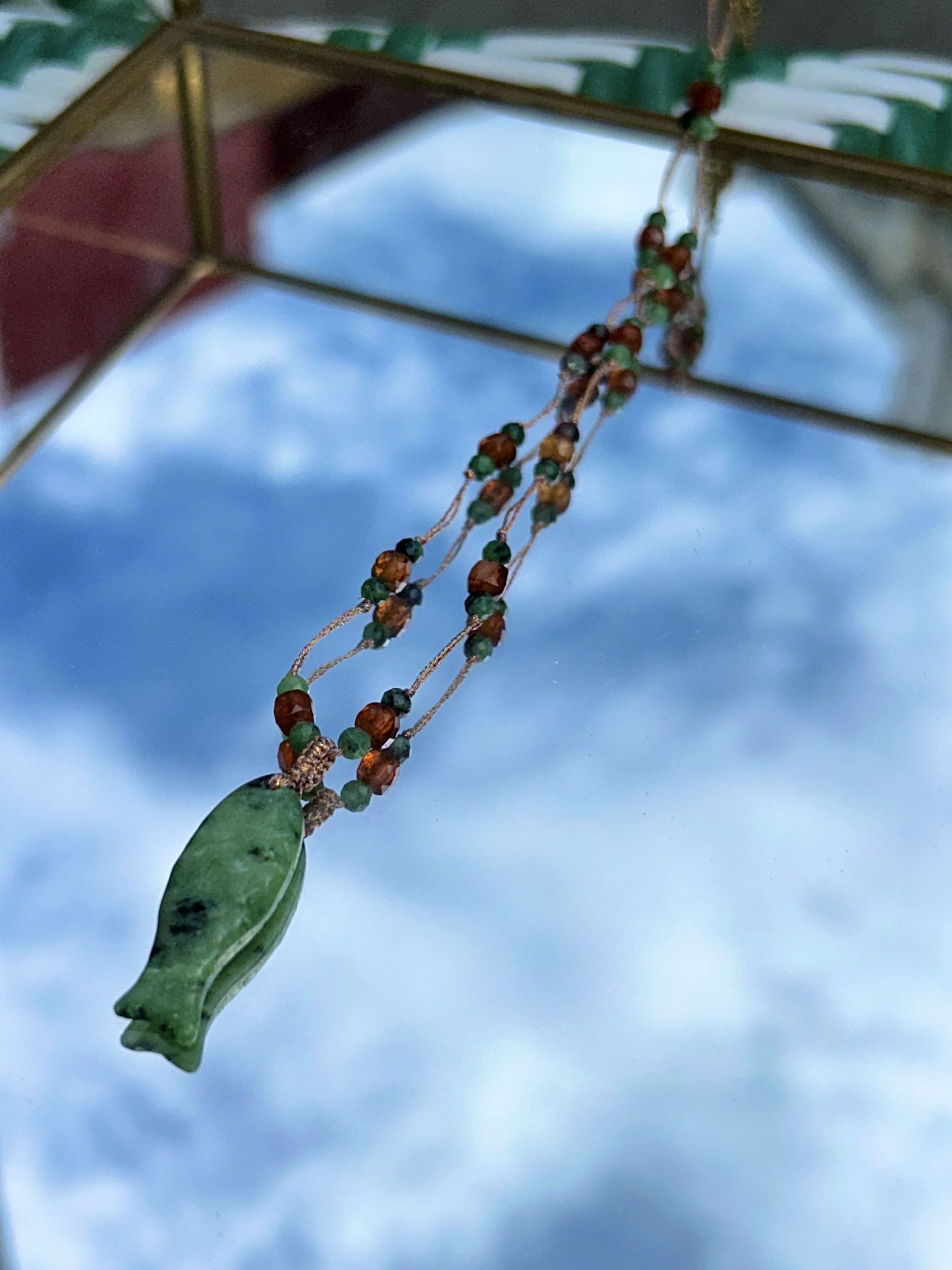 Collier en agate verte avec pampille en forme de poisson sur cordon fin