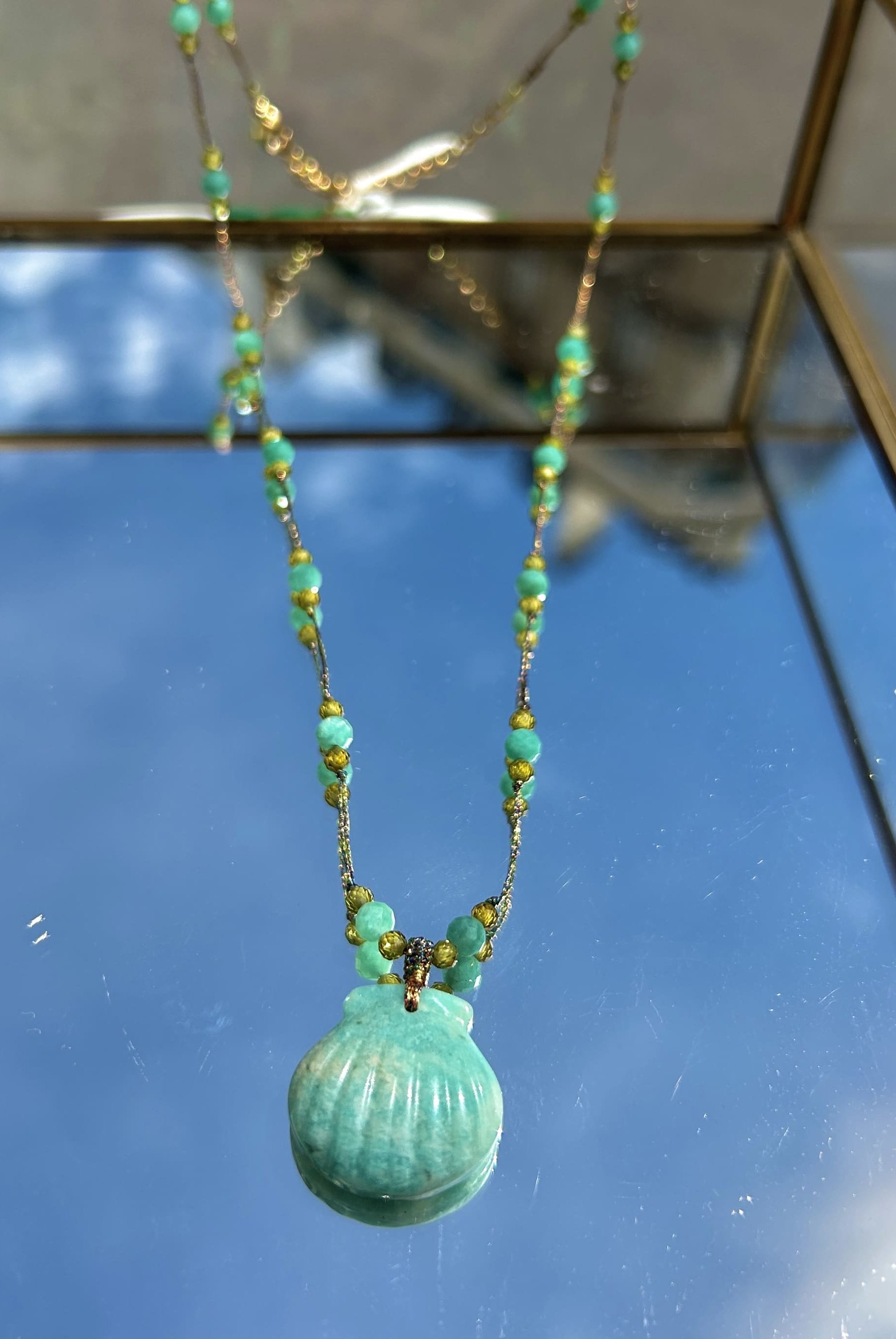 Détail du collier agate turquoise sur cordon fin avec pampille coquillage