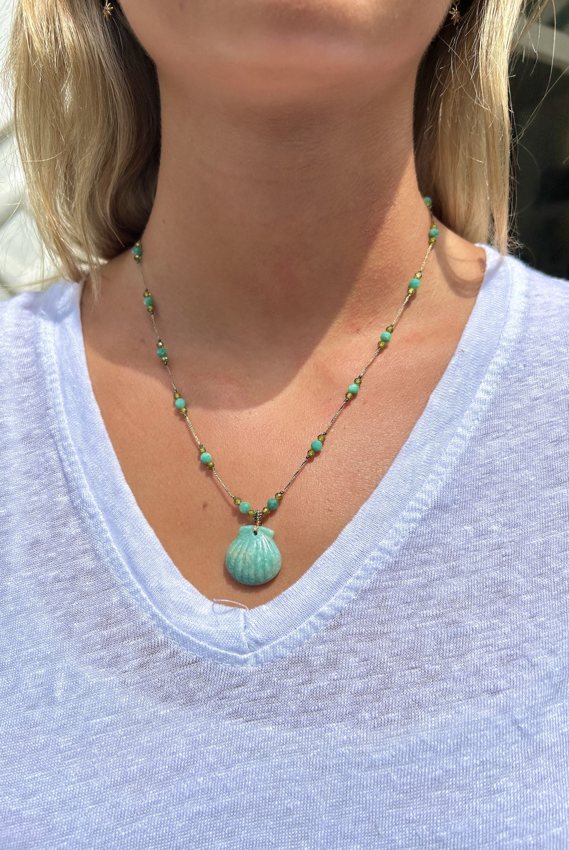 Collier en agate turquoise avec pampille coquillage porté – style bohème et estival