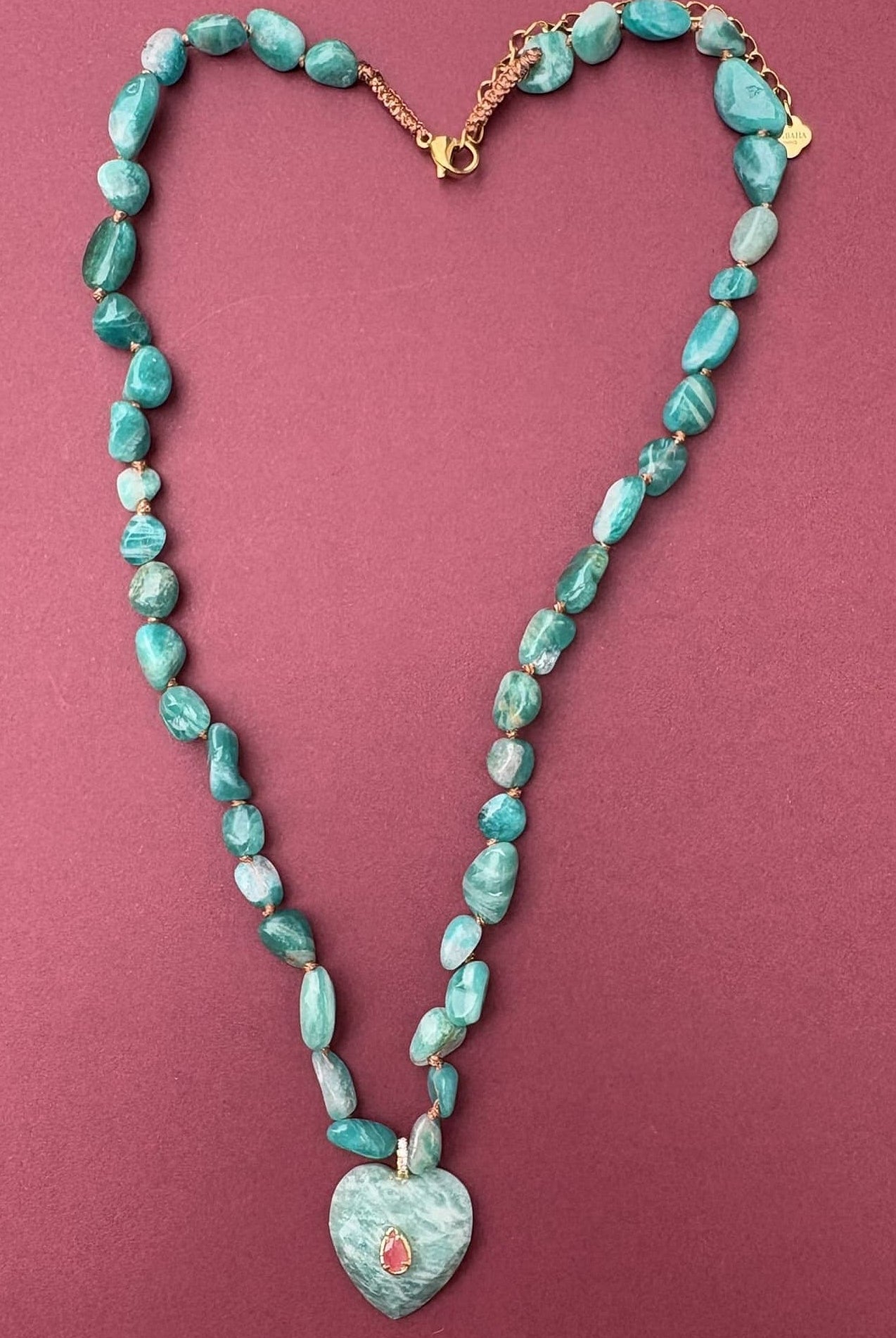 Collier en amazonite avec un pendentif coeur vu à plat