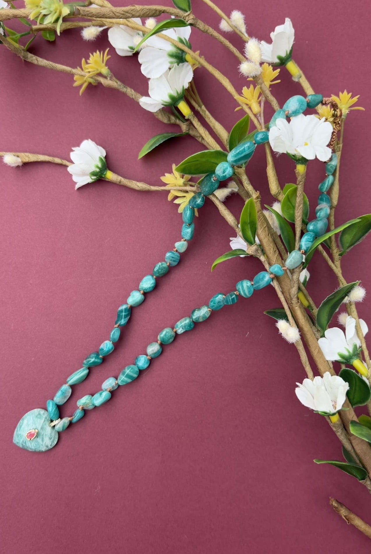 Vue en plongée du collier en amazonite bleu et pendentif en coeur
