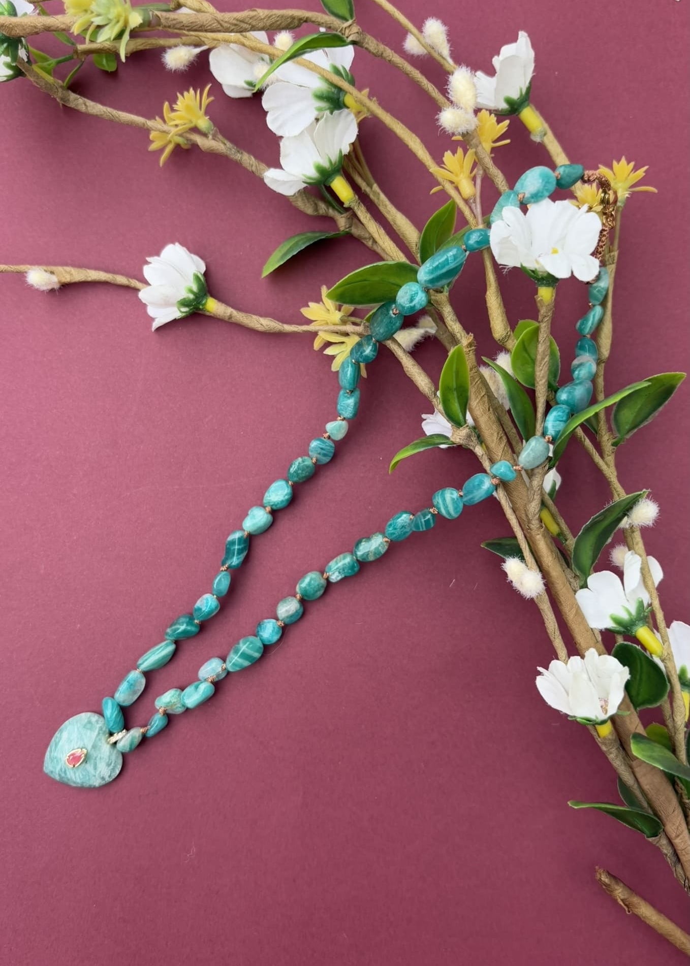 Vue en plongée du collier en amazonite bleu et pendentif en coeur