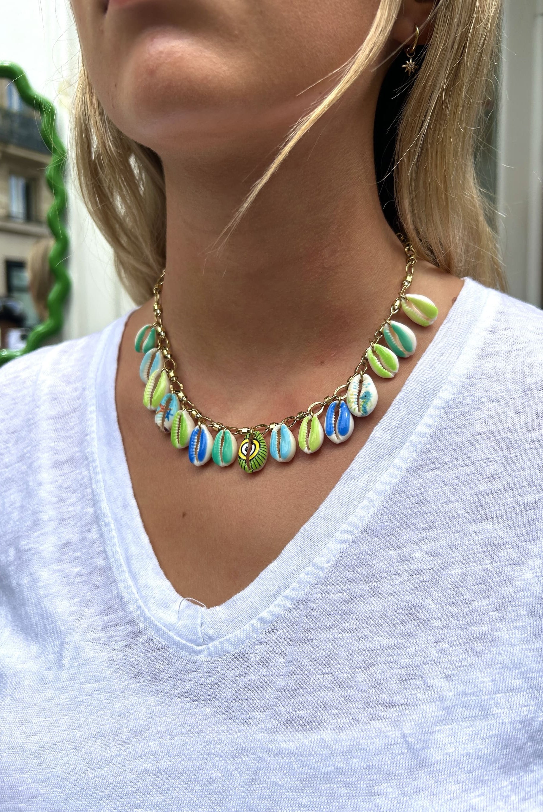 Collier breloques coquillage vert et bleu sur chaîne épaisse porté