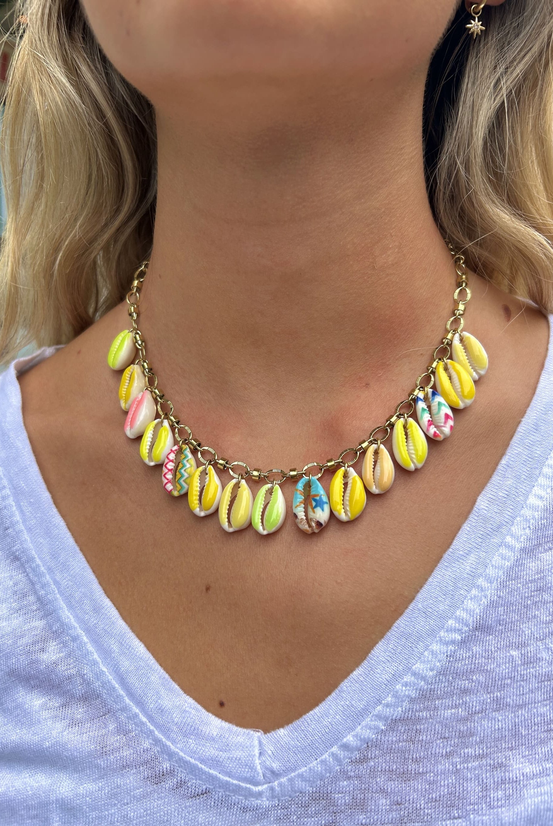 Collier Bahia avec breloques coquillage jaune et rose porté autour du cou