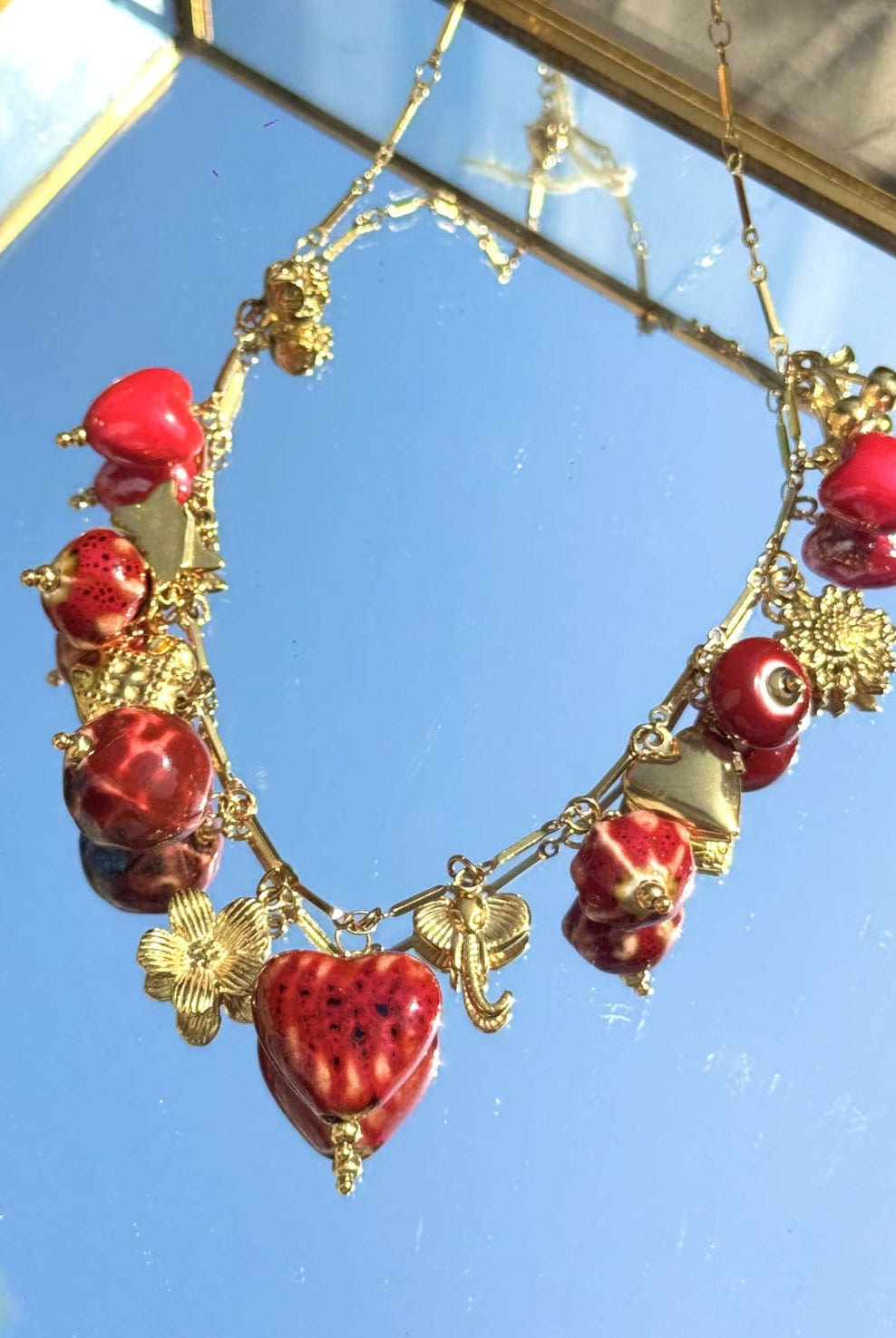 Collier doré avec breloque rouge – bijou fantaisie femme