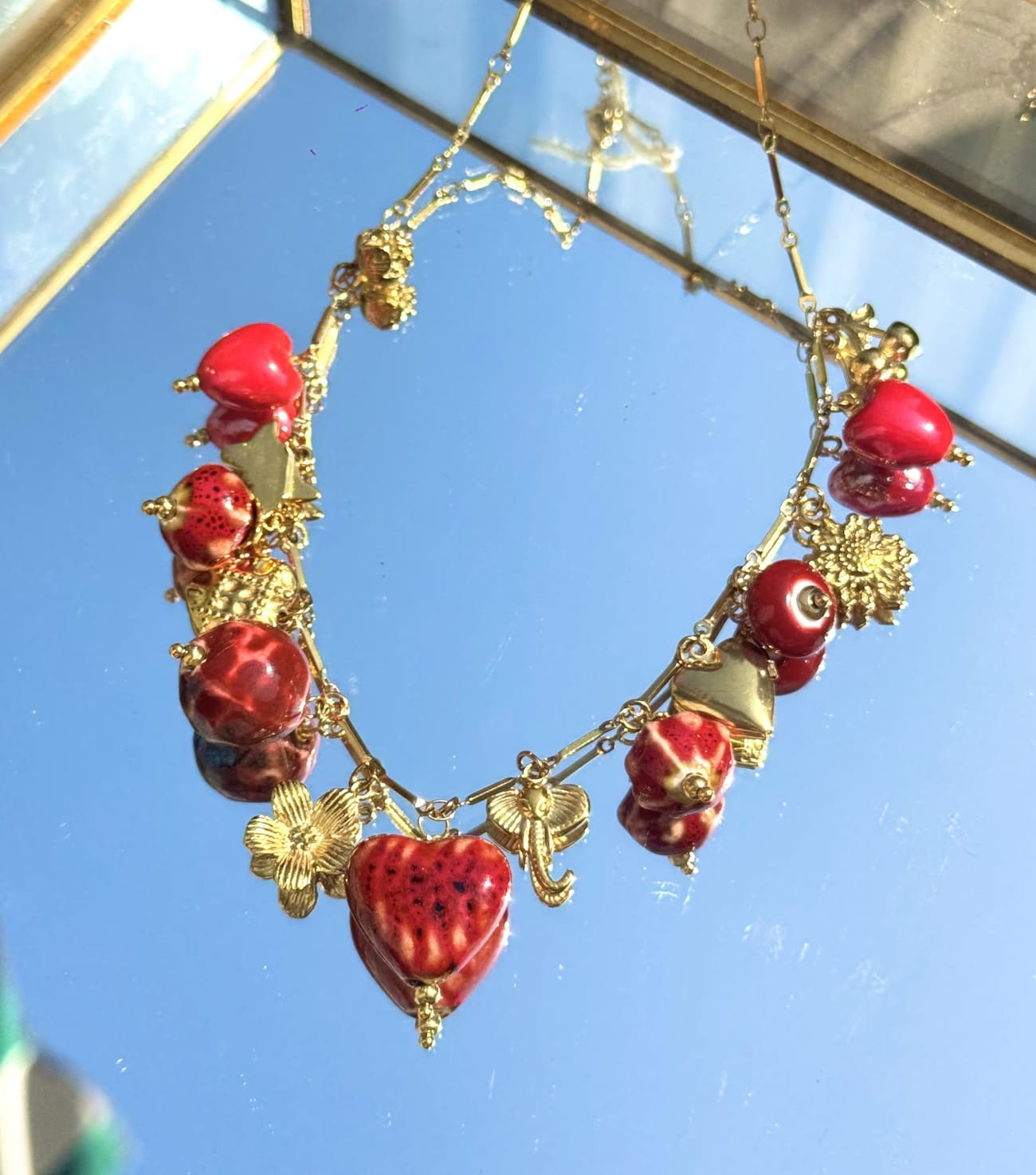 Collier doré avec breloque rouge – bijou fantaisie femme