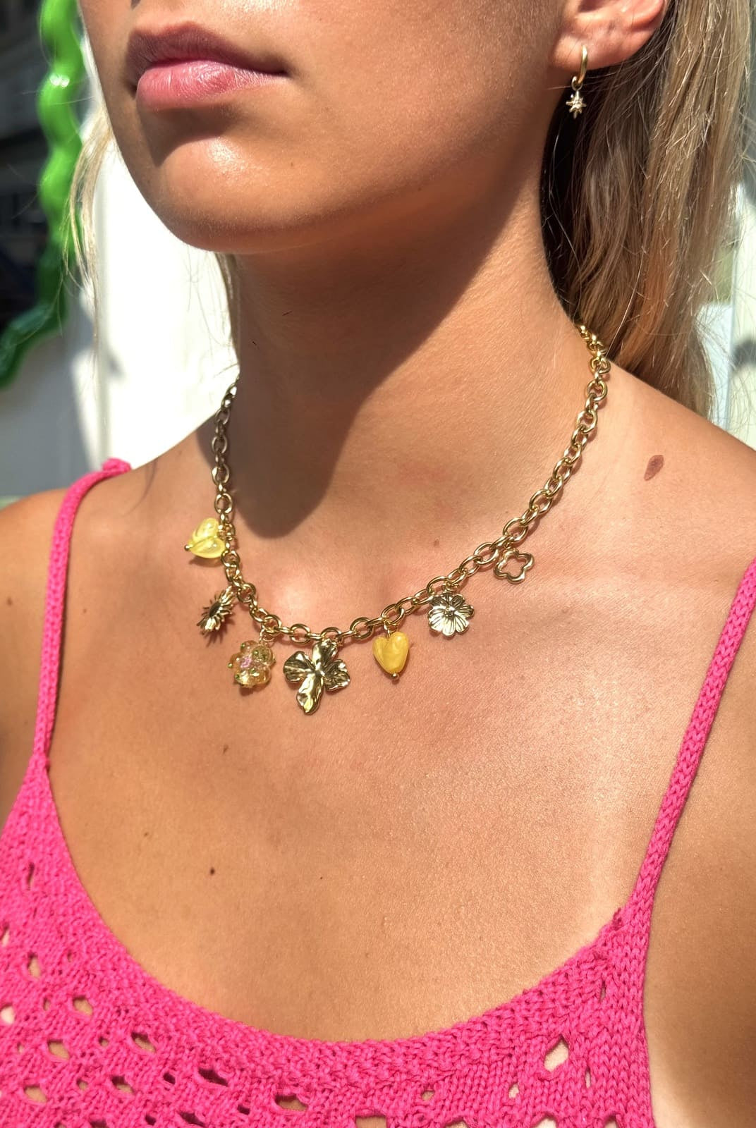 Collier Cœur jaune porté