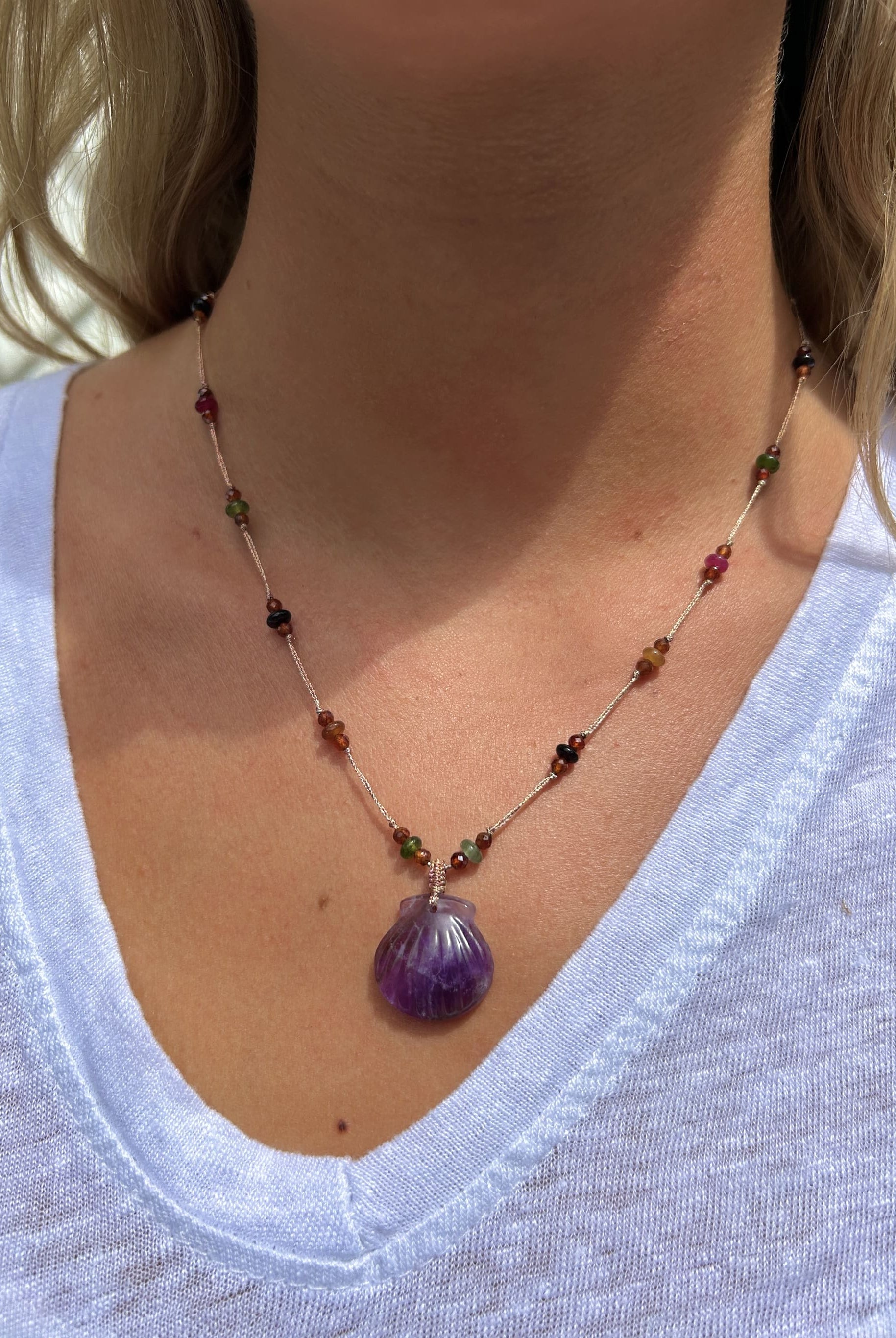 Coquillage Violet avec perles d'agate sur cordon porté