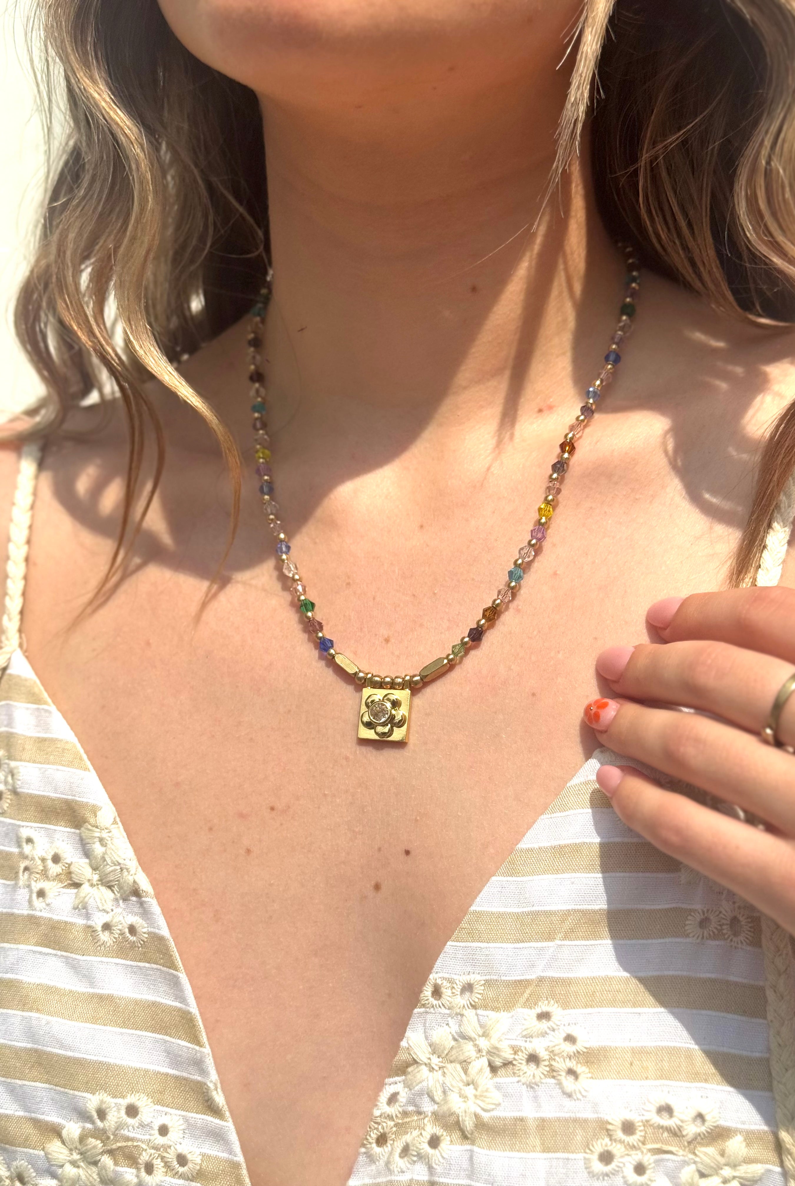 Collier Daisy Square porté – bijou doré graphique à pendentif carré