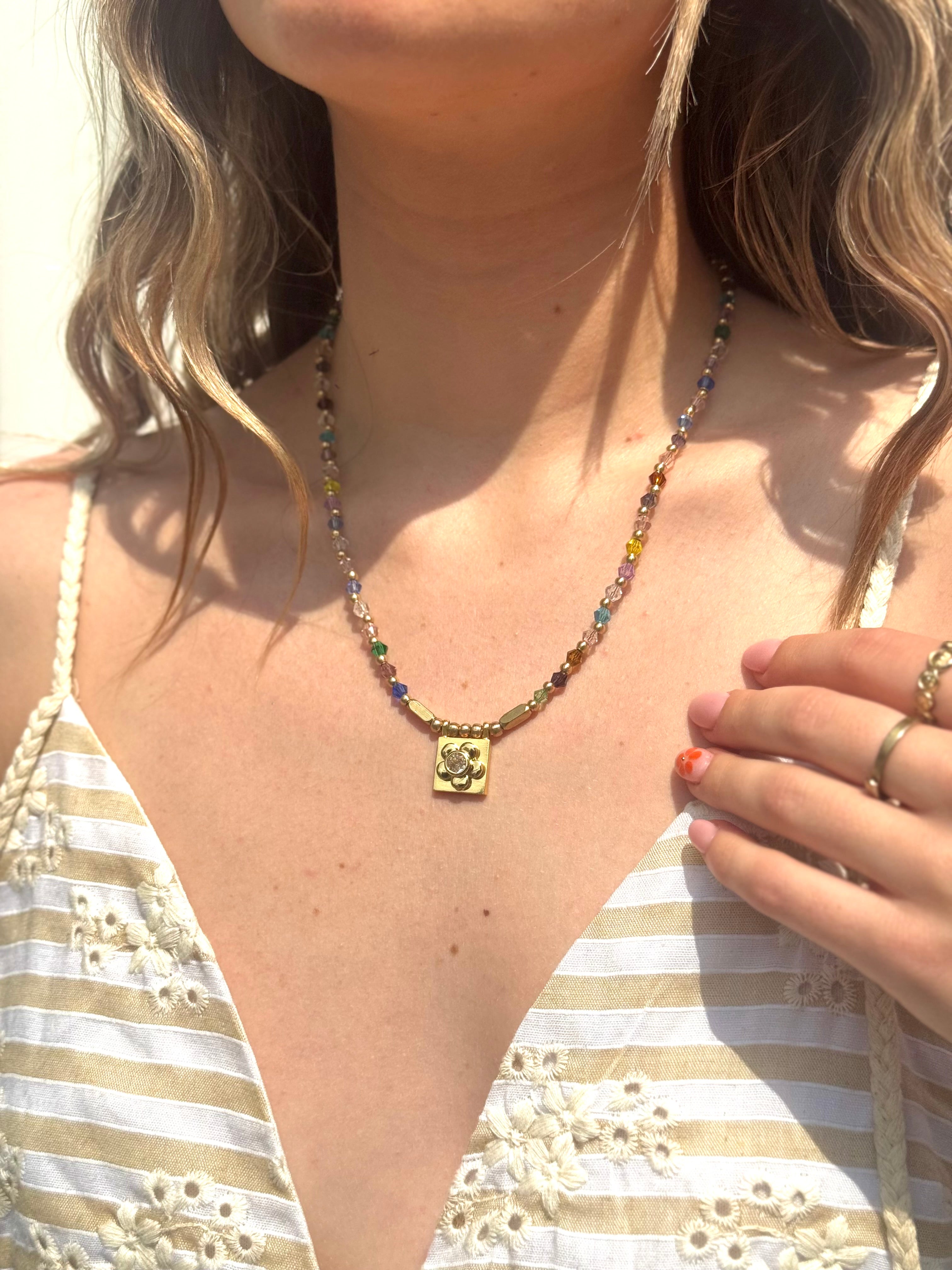 Collier Daisy Square porté – bijou doré graphique à pendentif carré