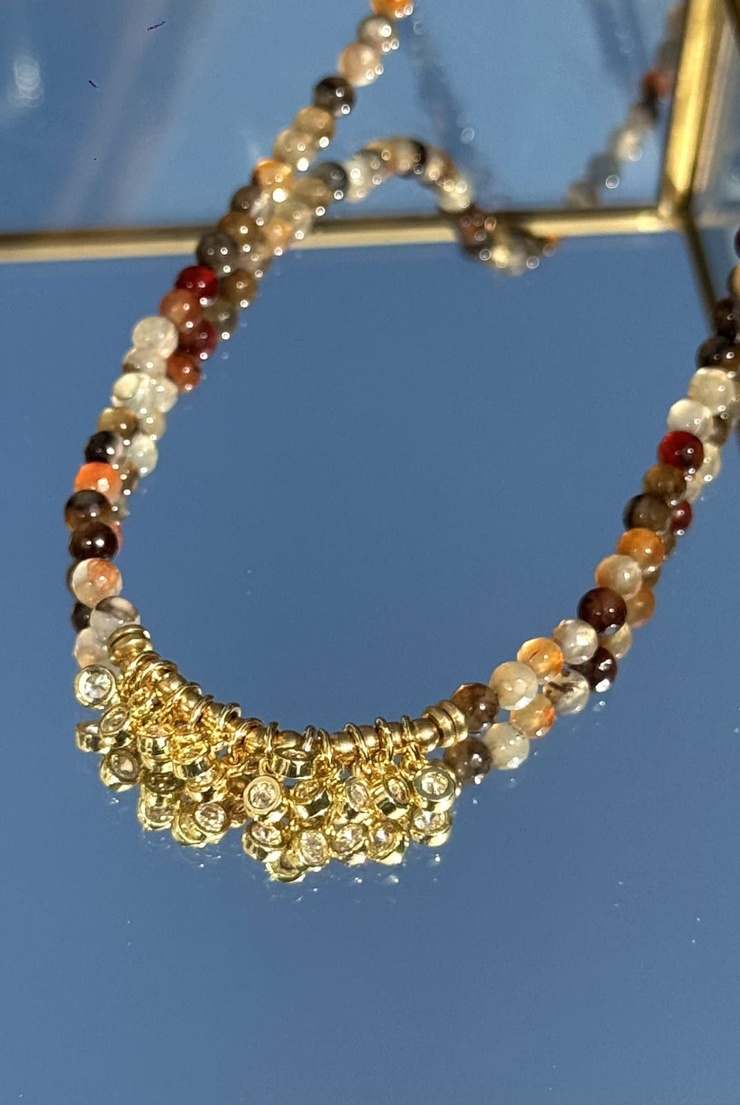 Gros plan sur les strass et perles du collier Diwali Sienne